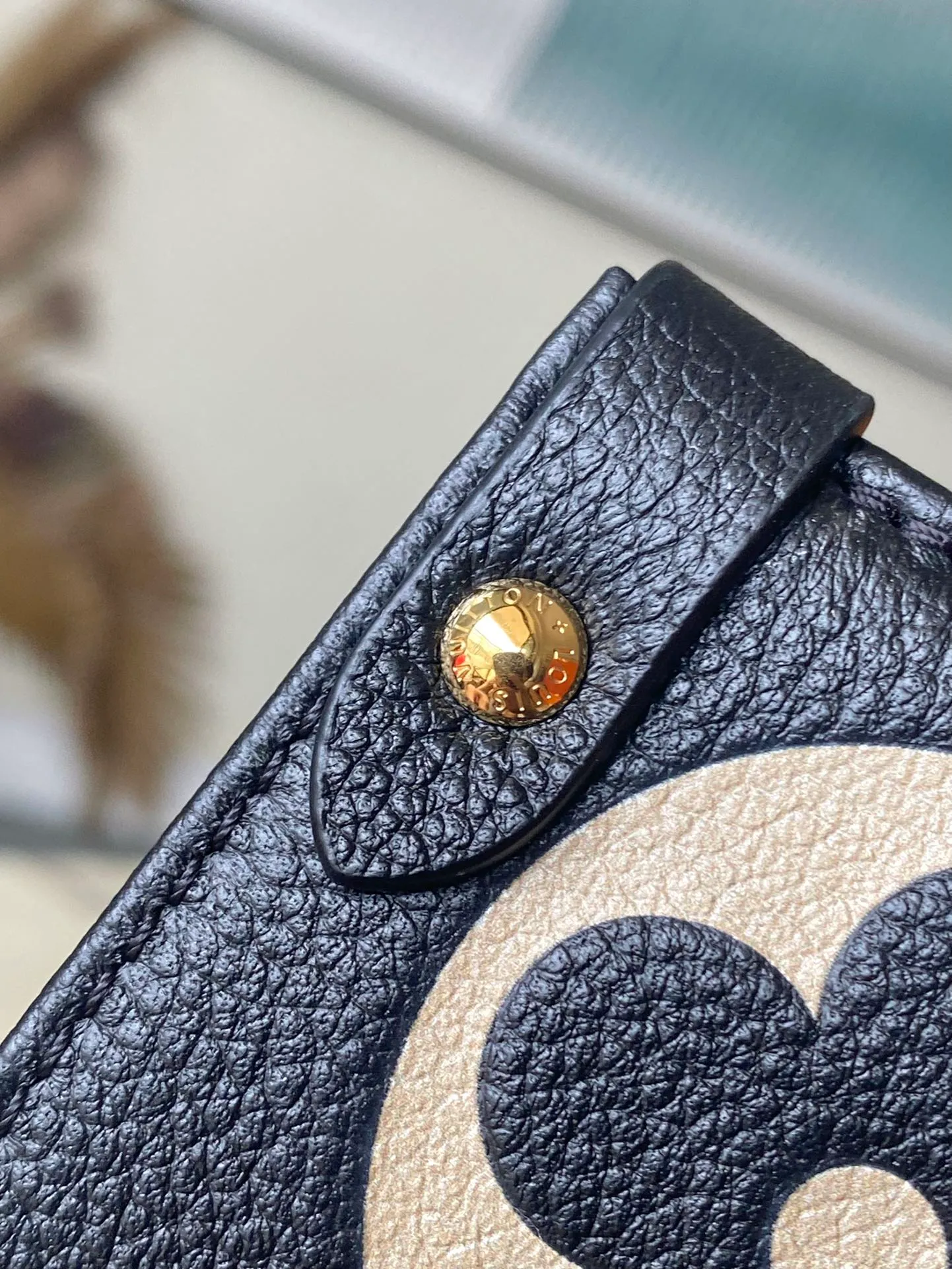 💰1120 (top layer leather) top original order M45495. Support counter inspection. Photos taken of duty-free goods are consistent with the product without unpacking. This product is an exclusive duty-free product in the market and is the highest-end product. Inspection is supported. This product has passed strict inspection and is flawless. Please wear gloves when touching the product. This product is not returnable or exchangeable. Please confirm the product first and then remove the label on the handle. This product is temporarily not open to the public, only regular customers, and is in short supply. Dimensions: 35 x 27 x 14 cm