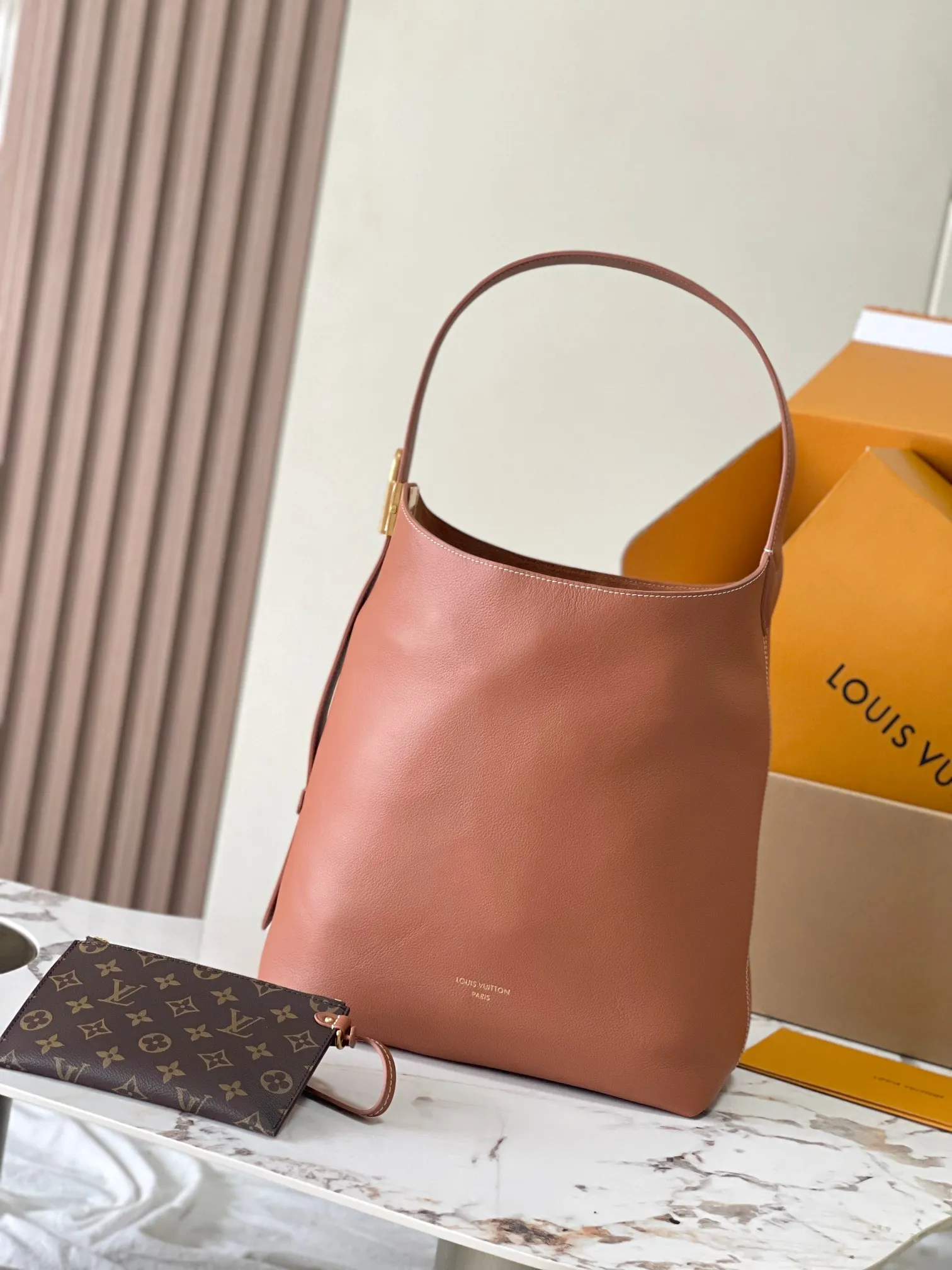 p3000 [Special grade MB chip version original leather] [Low Key Hobo medium handbag] is made of soft cow leather to outline simple and elegant lines, and is paired with suede lining to release a trendy atmosphere, showing the brand's exquisite craftsmanship. Model: M24974 dynamic chip version Material: A-grade all-steel hardware, imported original fabric Packaging: full set of original factory duty-free MB packaging Size: 31*35*18