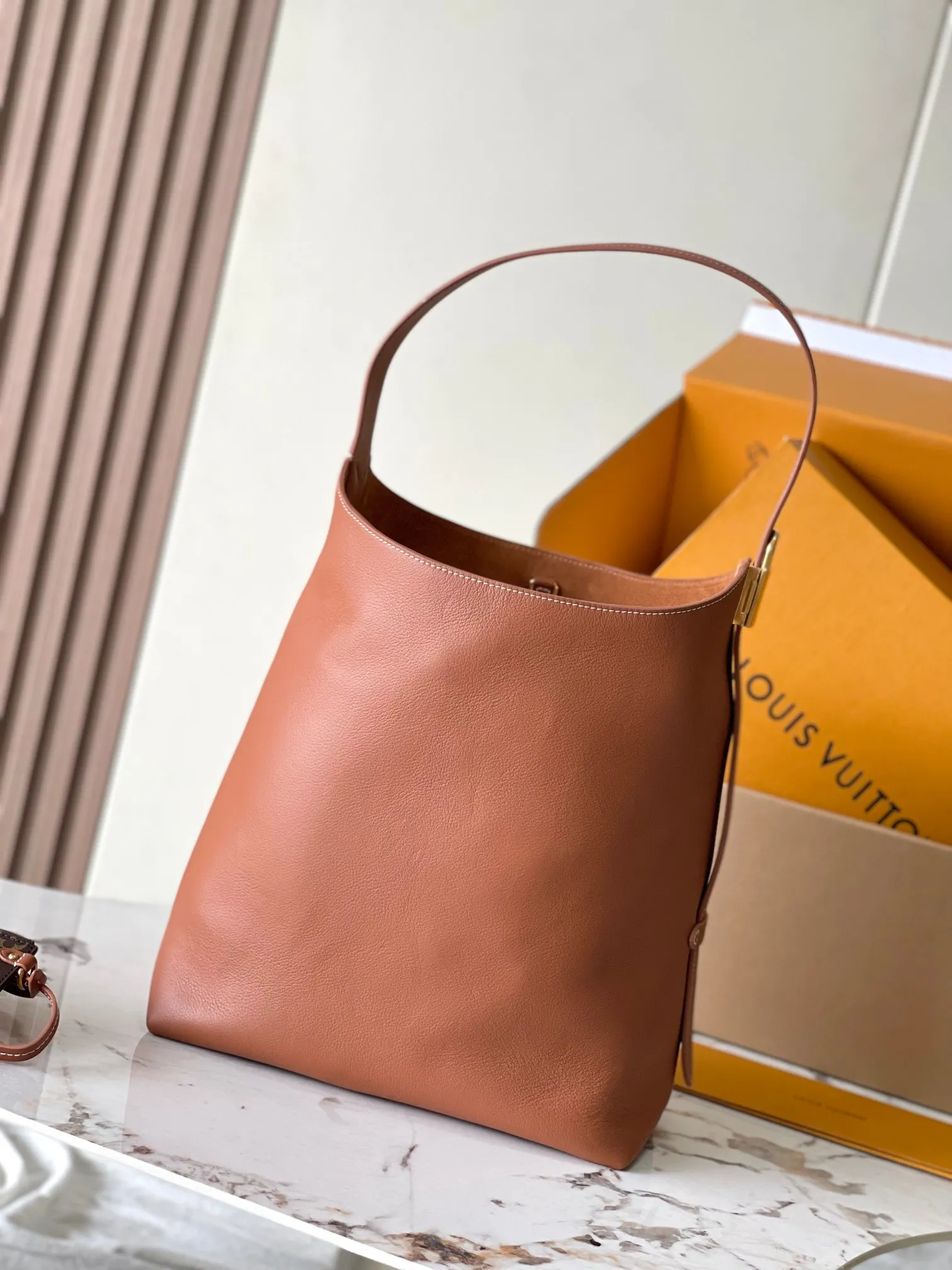 p3000 [Special grade MB chip version original leather] [Low Key Hobo medium handbag] is made of soft cow leather to outline simple and elegant lines, and is paired with suede lining to release a trendy atmosphere, showing the brand's exquisite craftsmanship. Model: M24974 dynamic chip version Material: A-grade all-steel hardware, imported original fabric Packaging: full set of original factory duty-free MB packaging Size: 31*35*18