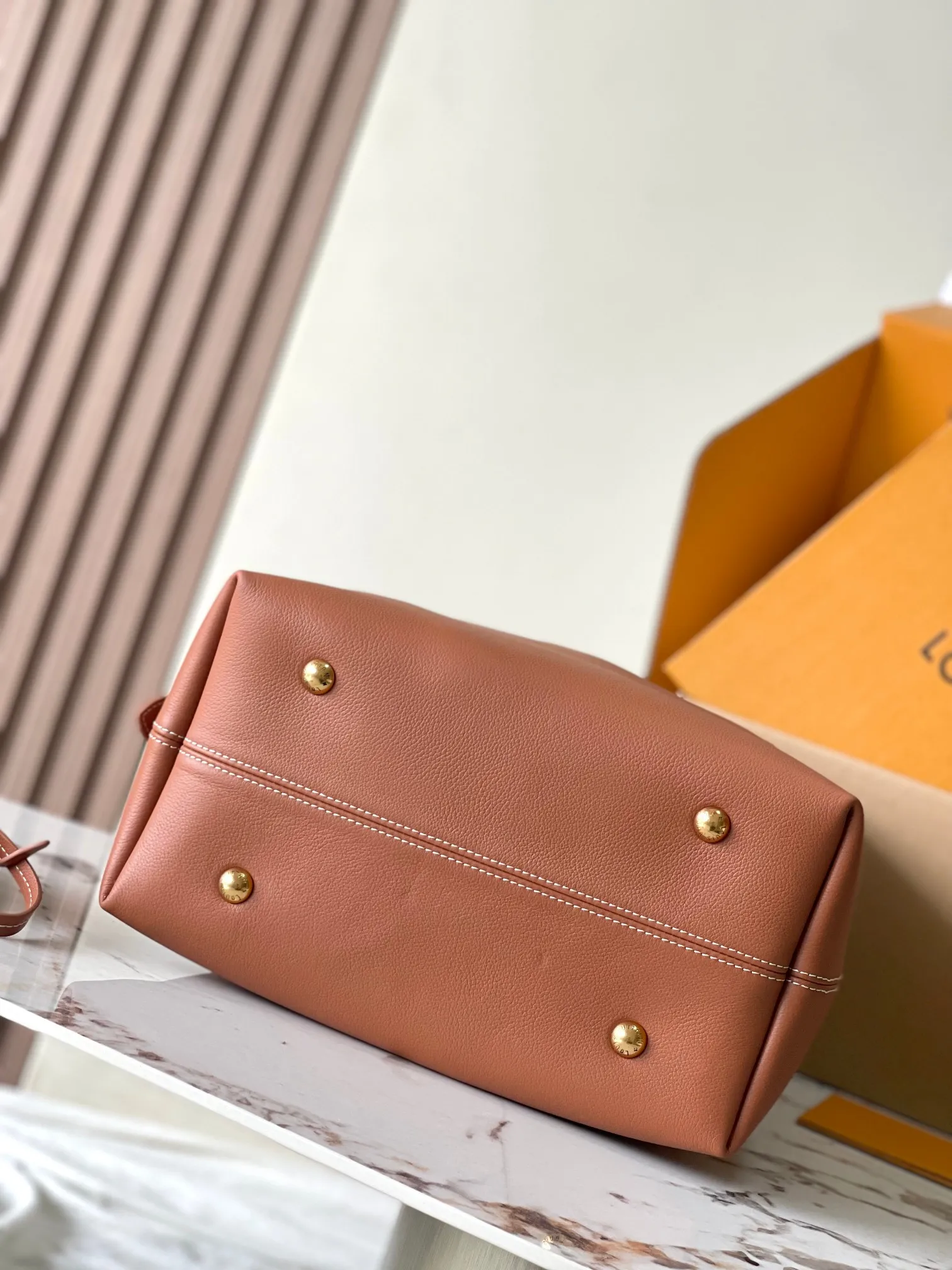 p3000 [Special grade MB chip version original leather] [Low Key Hobo medium handbag] is made of soft cow leather to outline simple and elegant lines, and is paired with suede lining to release a trendy atmosphere, showing the brand's exquisite craftsmanship. Model: M24974 dynamic chip version Material: A-grade all-steel hardware, imported original fabric Packaging: full set of original factory duty-free MB packaging Size: 31*35*18