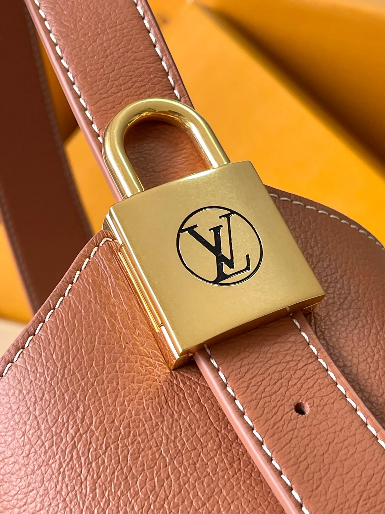 p3000 [Special grade MB chip version original leather] [Low Key Hobo medium handbag] is made of soft cow leather to outline simple and elegant lines, and is paired with suede lining to release a trendy atmosphere, showing the brand's exquisite craftsmanship. Model: M24974 dynamic chip version Material: A-grade all-steel hardware, imported original fabric Packaging: full set of original factory duty-free MB packaging Size: 31*35*18
