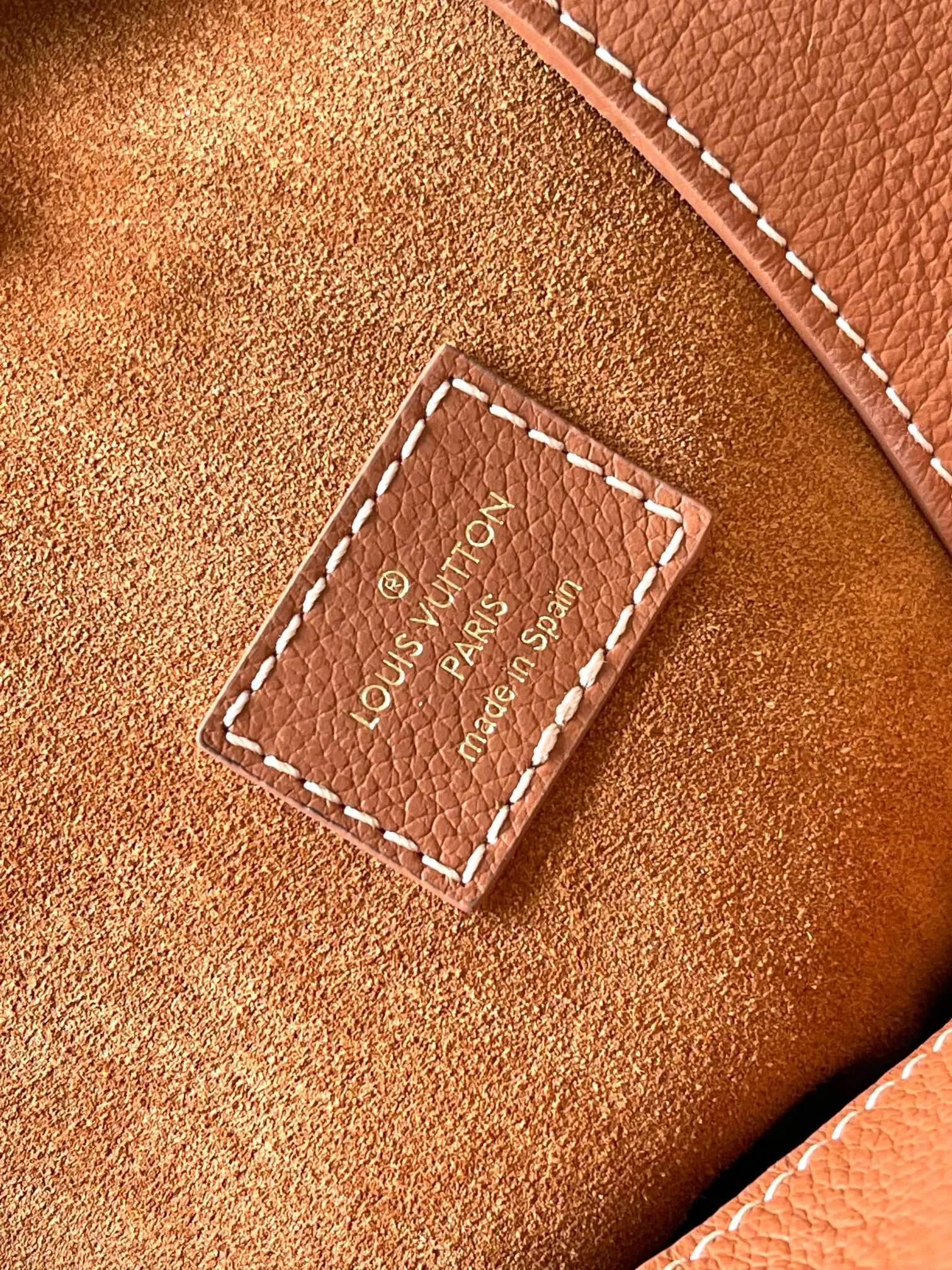 p3000 [Special grade MB chip version original leather] [Low Key Hobo medium handbag] is made of soft cow leather to outline simple and elegant lines, and is paired with suede lining to release a trendy atmosphere, showing the brand's exquisite craftsmanship. Model: M24974 dynamic chip version Material: A-grade all-steel hardware, imported original fabric Packaging: full set of original factory duty-free MB packaging Size: 31*35*18
