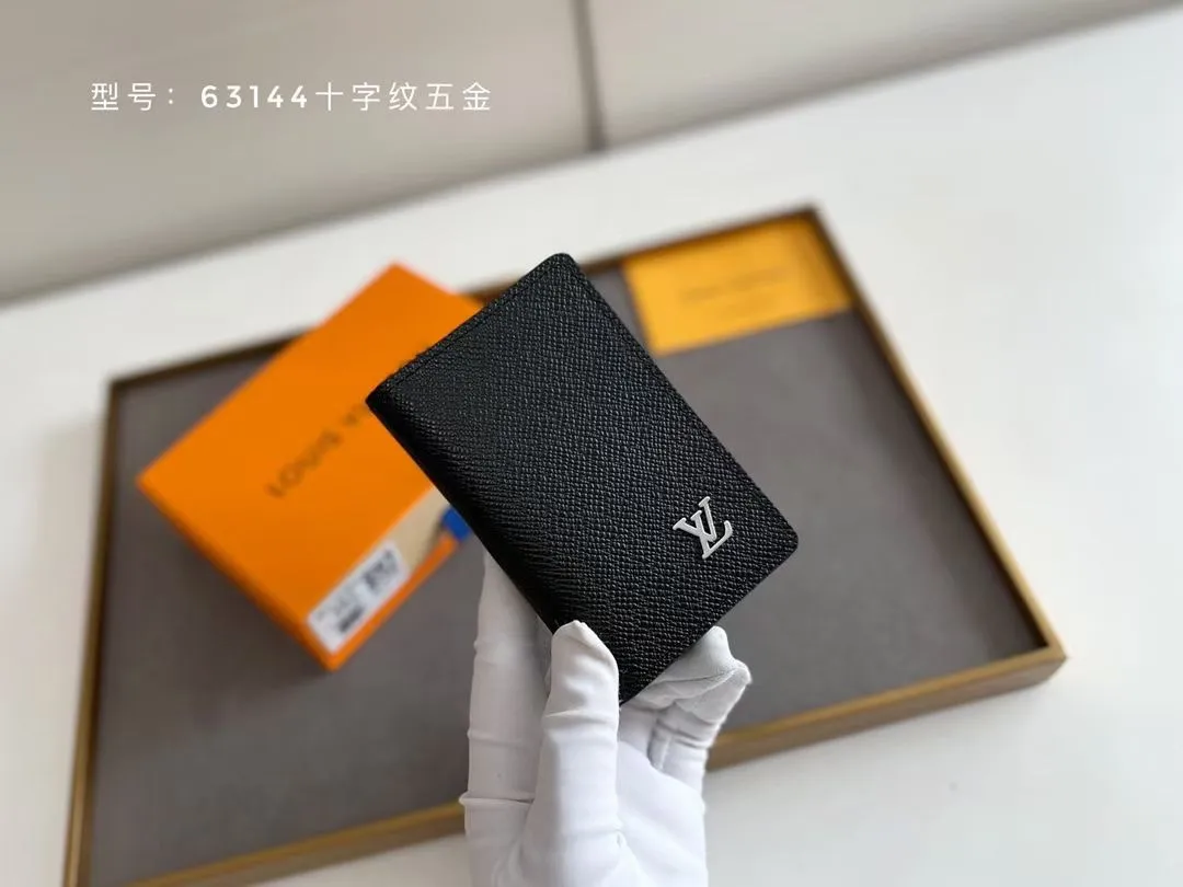 P100 💎Original # Cross Pattern Hardware Small Card Holder Louis vuitton This pocket leather wallet has seven compartments, which can hold credit cards, bus cards, business cards, and even city maps. Damier canvas, leather edge - two credit card compartments - four inner compartments - one outer compartment. Model M63144 Cross Pattern Hardware Size: 7X11.