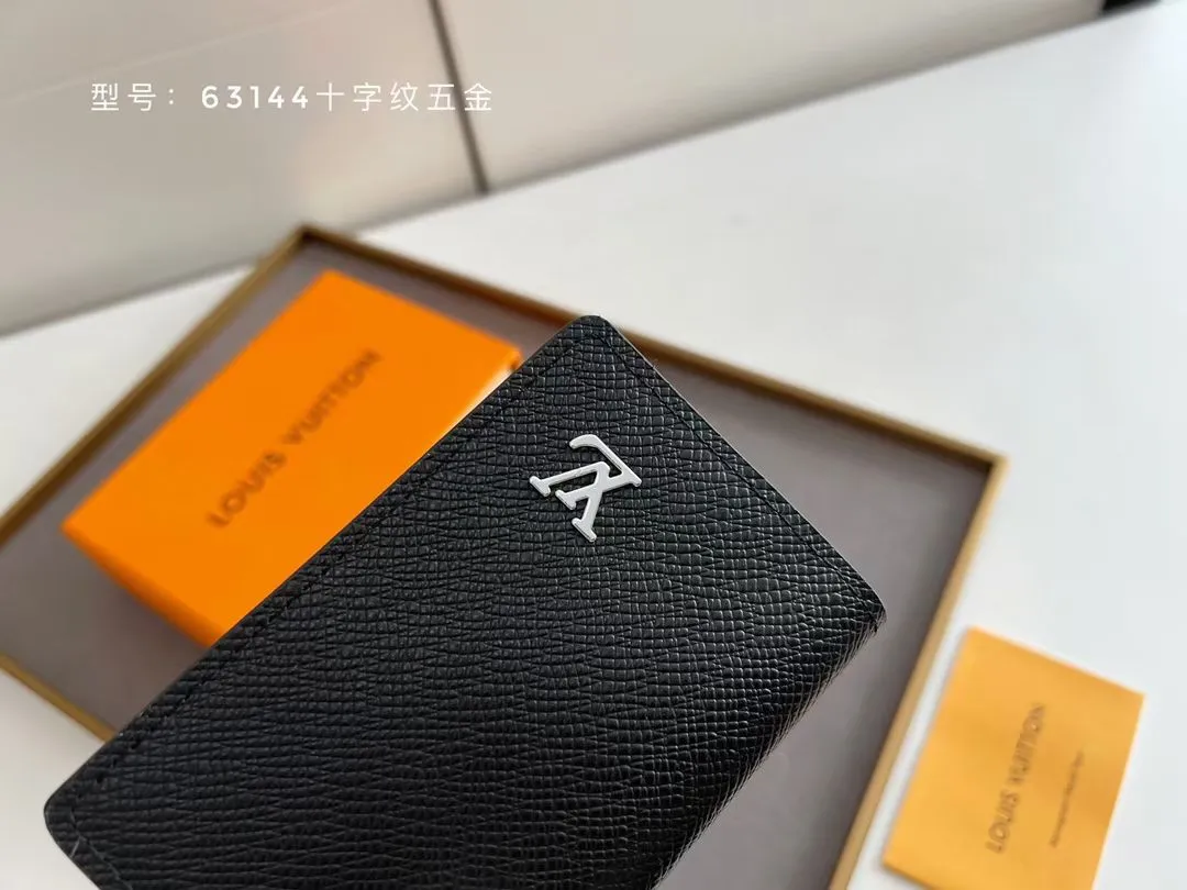 P100 💎Original # Cross Pattern Hardware Small Card Holder Louis vuitton This pocket leather wallet has seven compartments, which can hold credit cards, bus cards, business cards, and even city maps. Damier canvas, leather edge - two credit card compartments - four inner compartments - one outer compartment. Model M63144 Cross Pattern Hardware Size: 7X11.