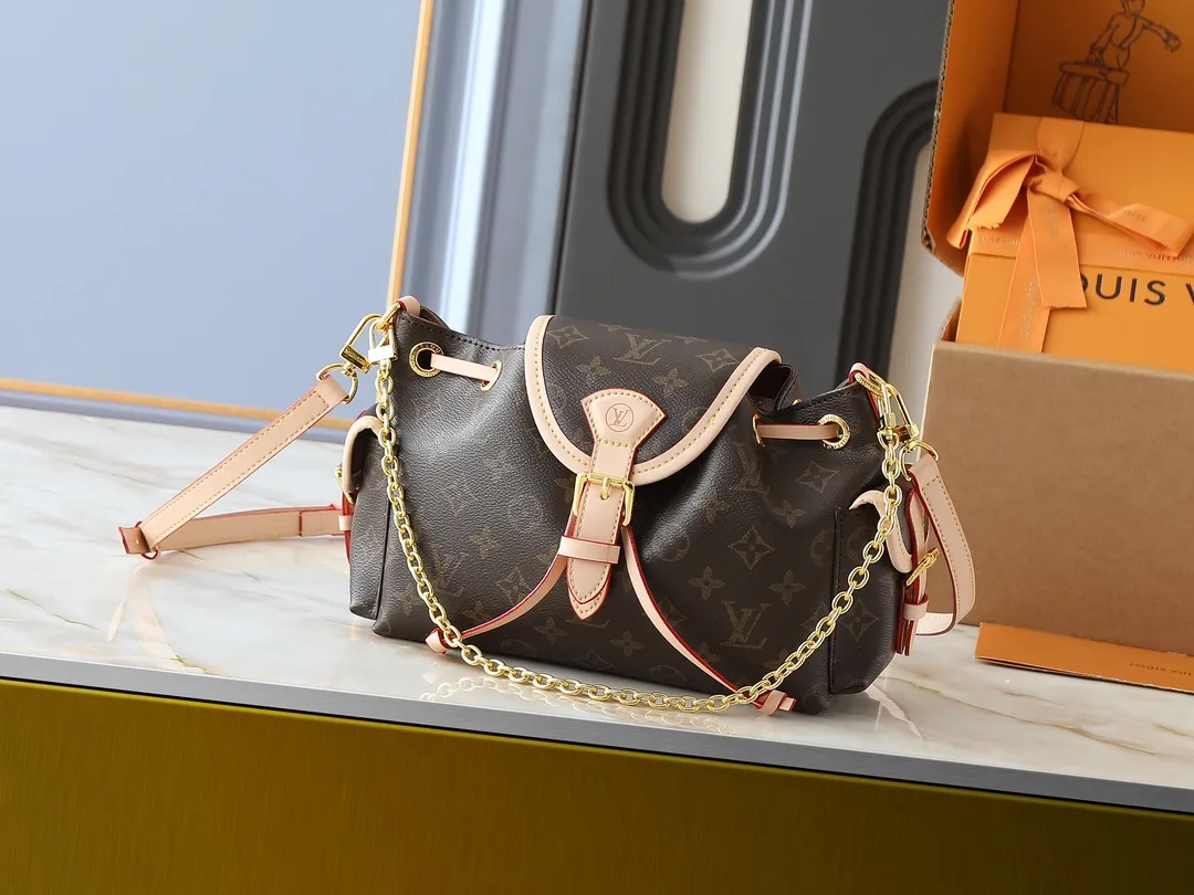 💰280💰Upgraded from the original M25085. This Odysée handbag is from the 2025 early autumn series, paying tribute to the brand heritage with a stylish everyday design. Dazzling buckles and detachable chains accentuate the Monogram canvas body, and the side pockets provide easy access to keys, lipstick and other small items. Dimensions: 27.0 x 17.0 x 12.0 cm (length x height x width)