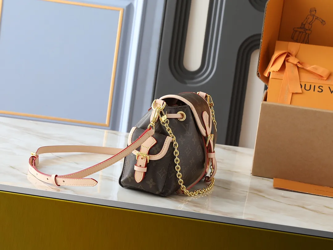 💰280💰Upgraded from the original M25085. This Odysée handbag is from the 2025 early autumn series, paying tribute to the brand heritage with a stylish everyday design. Dazzling buckles and detachable chains accentuate the Monogram canvas body, and the side pockets provide easy access to keys, lipstick and other small items. Dimensions: 27.0 x 17.0 x 12.0 cm (length x height x width)