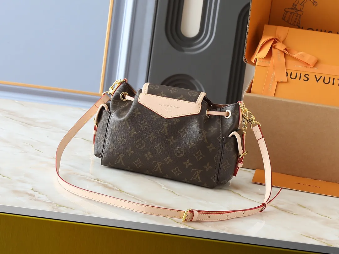 💰280💰Upgraded from the original M25085. This Odysée handbag is from the 2025 early autumn series, paying tribute to the brand heritage with a stylish everyday design. Dazzling buckles and detachable chains accentuate the Monogram canvas body, and the side pockets provide easy access to keys, lipstick and other small items. Dimensions: 27.0 x 17.0 x 12.0 cm (length x height x width)