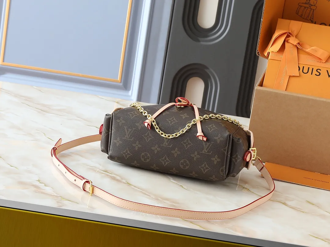 💰280💰Upgraded from the original M25085. This Odysée handbag is from the 2025 early autumn series, paying tribute to the brand heritage with a stylish everyday design. Dazzling buckles and detachable chains accentuate the Monogram canvas body, and the side pockets provide easy access to keys, lipstick and other small items. Dimensions: 27.0 x 17.0 x 12.0 cm (length x height x width)