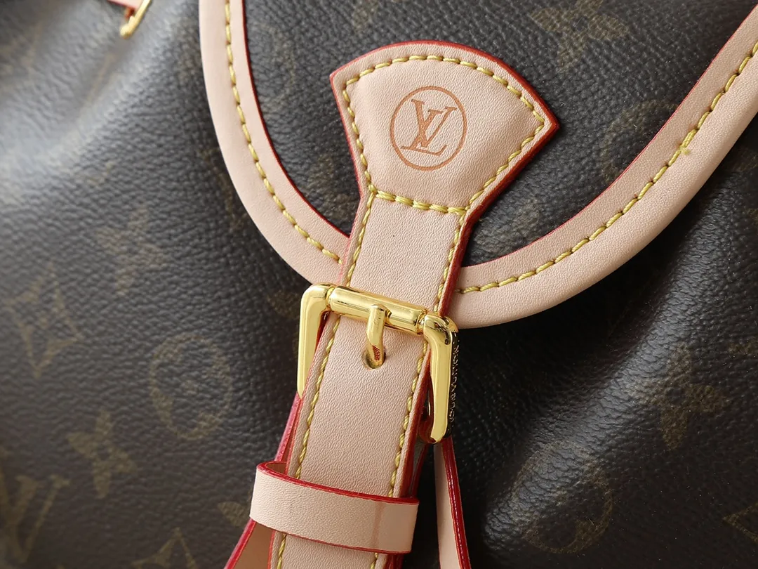 💰280💰Upgraded from the original M25085. This Odysée handbag is from the 2025 early autumn series, paying tribute to the brand heritage with a stylish everyday design. Dazzling buckles and detachable chains accentuate the Monogram canvas body, and the side pockets provide easy access to keys, lipstick and other small items. Dimensions: 27.0 x 17.0 x 12.0 cm (length x height x width)