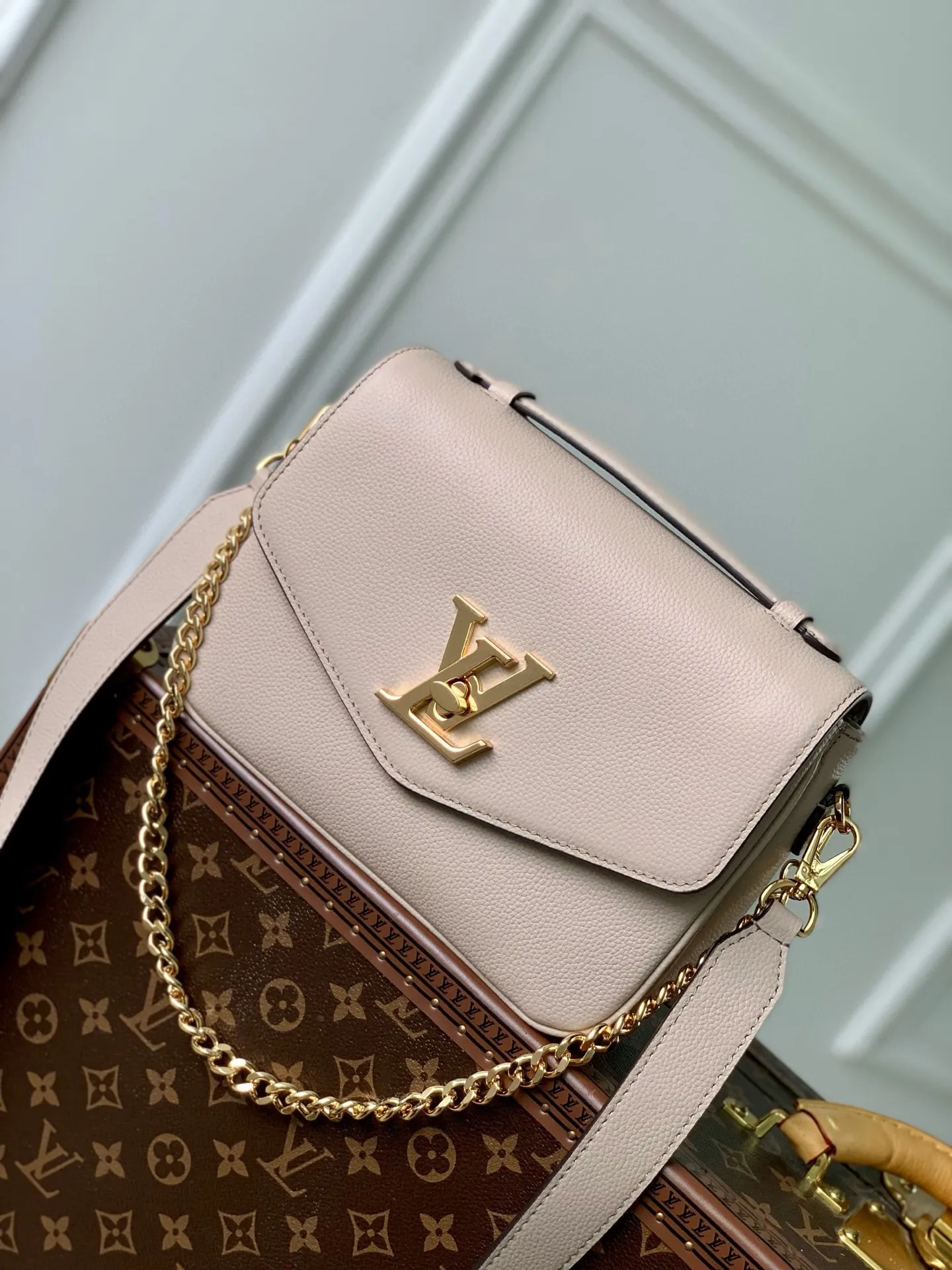 💰1140 (top layer leather) top original M22792 Oxford handbag is made of soft grain leather, with dazzling metal parts to highlight the brand style. The detachable chain and adjustable leather strap allow for a variety of carrying options, adding a dynamic feel to everyday life and day and night occasions. 22.0 x 16.0 x 9.5 cm (length x height x width)