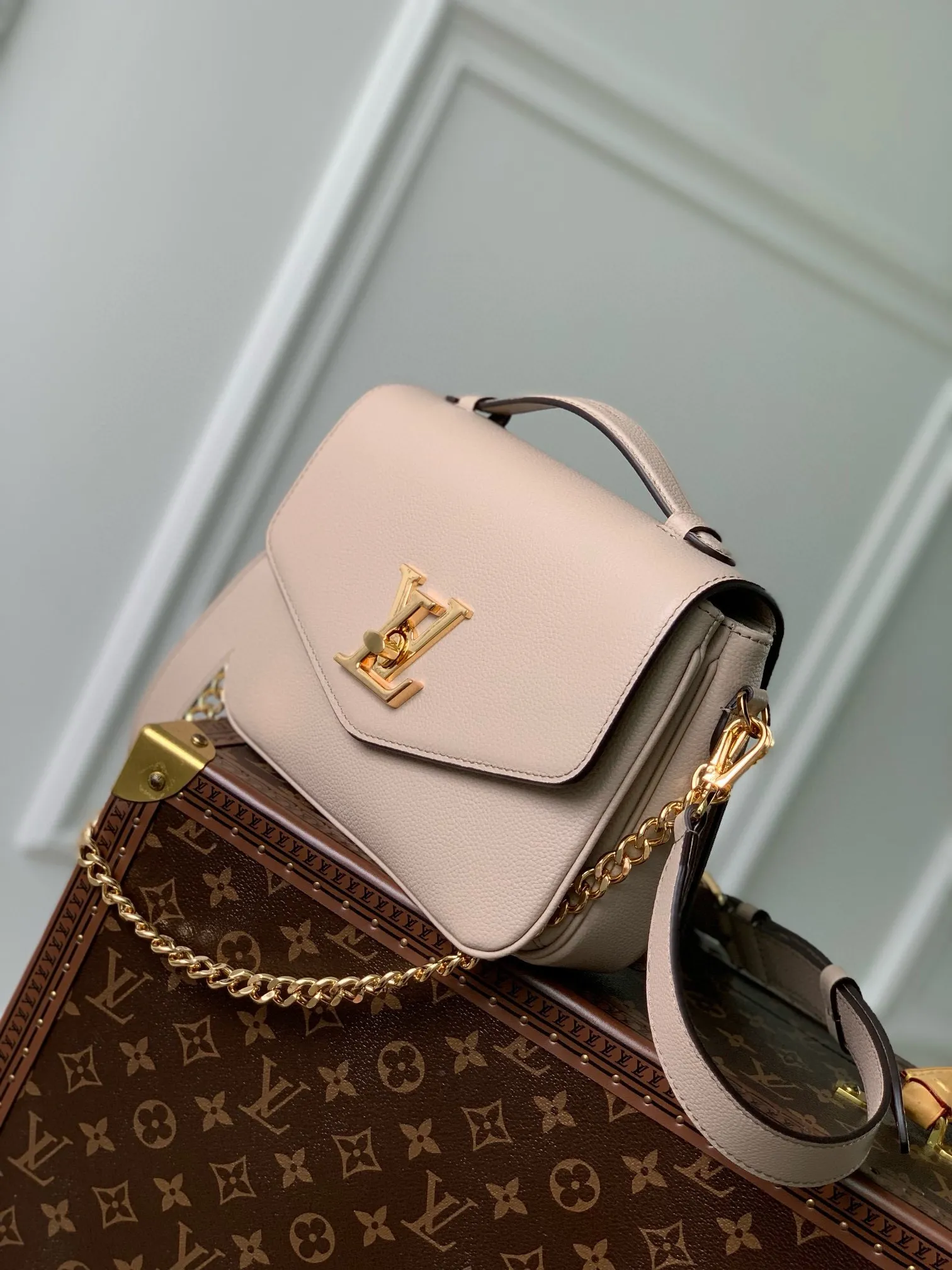 💰1140 (top layer leather) top original M22792 Oxford handbag is made of soft grain leather, with dazzling metal parts to highlight the brand style. The detachable chain and adjustable leather strap allow for a variety of carrying options, adding a dynamic feel to everyday life and day and night occasions. 22.0 x 16.0 x 9.5 cm (length x height x width)