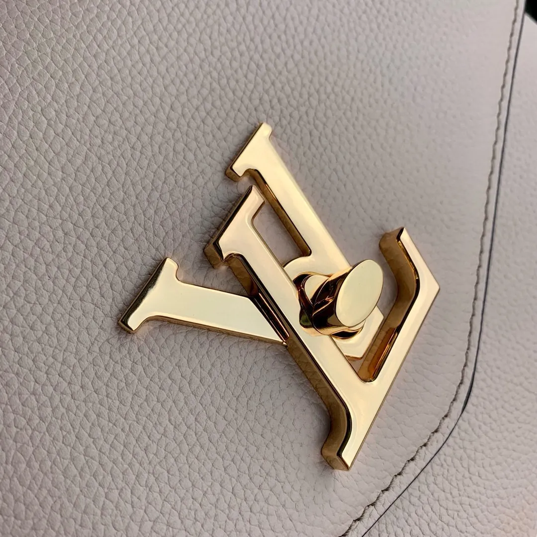 💰1140 (top layer leather) top original M22792 Oxford handbag is made of soft grain leather, with dazzling metal parts to highlight the brand style. The detachable chain and adjustable leather strap allow for a variety of carrying options, adding a dynamic feel to everyday life and day and night occasions. 22.0 x 16.0 x 9.5 cm (length x height x width)