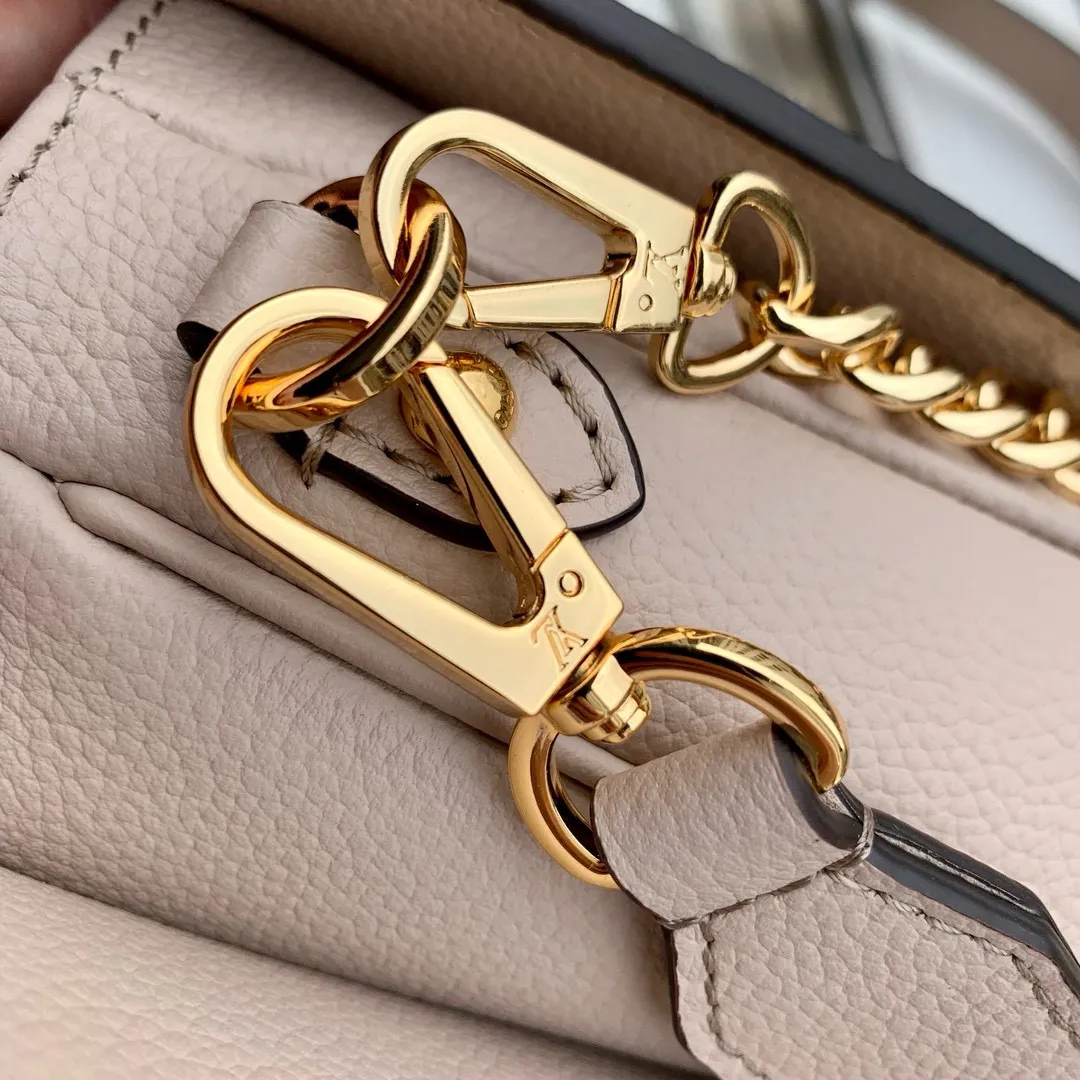 💰1140 (top layer leather) top original M22792 Oxford handbag is made of soft grain leather, with dazzling metal parts to highlight the brand style. The detachable chain and adjustable leather strap allow for a variety of carrying options, adding a dynamic feel to everyday life and day and night occasions. 22.0 x 16.0 x 9.5 cm (length x height x width)