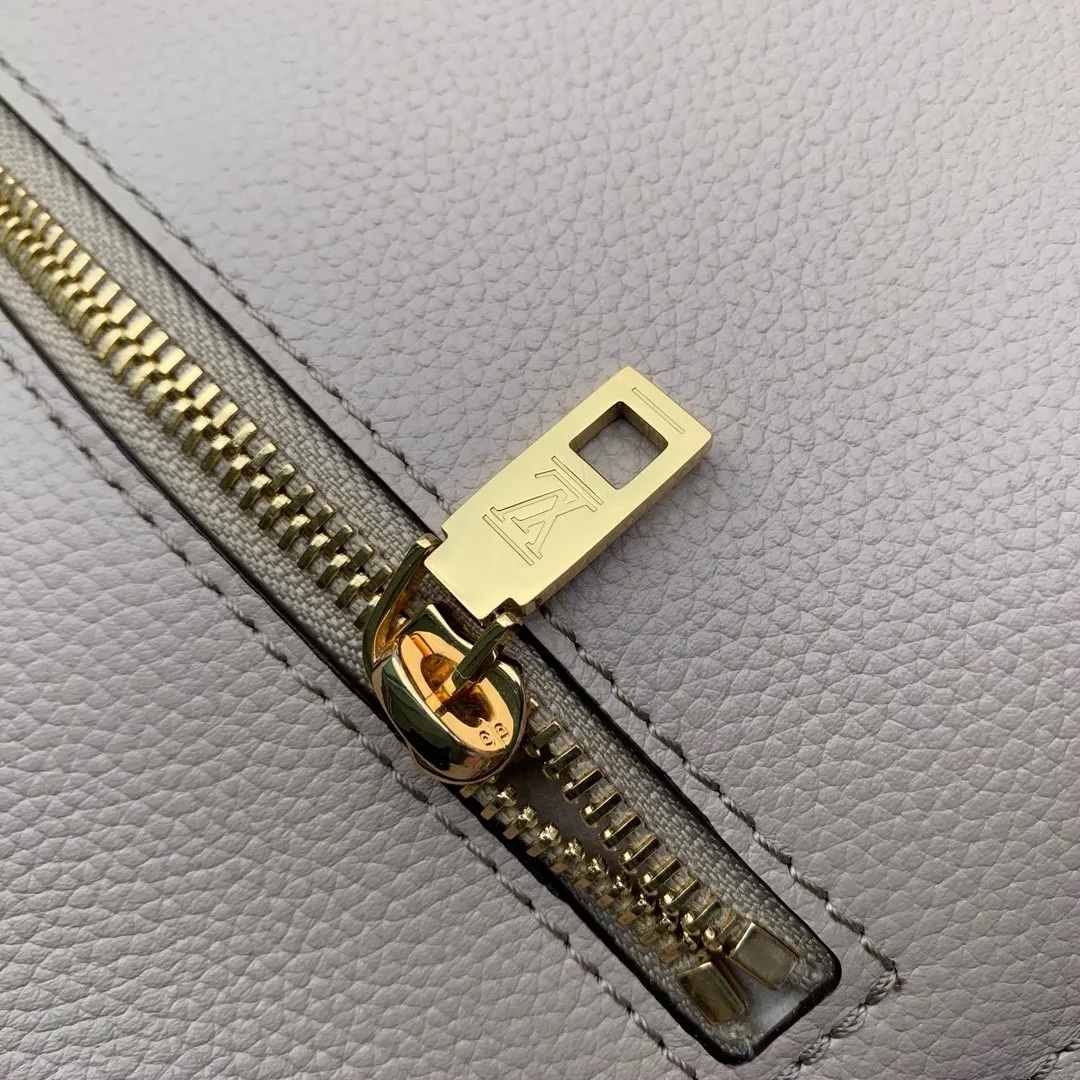 💰1140 (top layer leather) top original M22792 Oxford handbag is made of soft grain leather, with dazzling metal parts to highlight the brand style. The detachable chain and adjustable leather strap allow for a variety of carrying options, adding a dynamic feel to everyday life and day and night occasions. 22.0 x 16.0 x 9.5 cm (length x height x width)