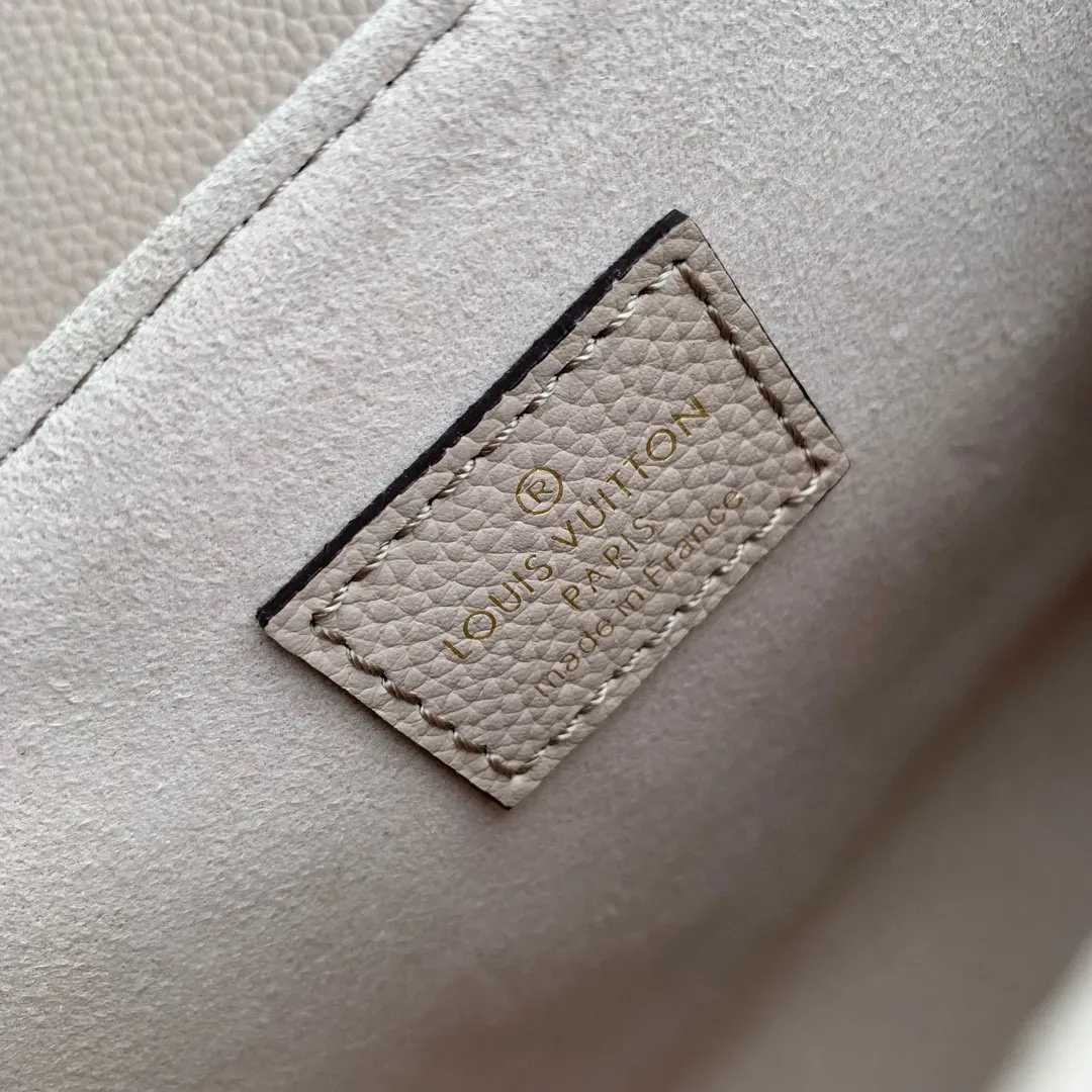 💰1140 (top layer leather) top original M22792 Oxford handbag is made of soft grain leather, with dazzling metal parts to highlight the brand style. The detachable chain and adjustable leather strap allow for a variety of carrying options, adding a dynamic feel to everyday life and day and night occasions. 22.0 x 16.0 x 9.5 cm (length x height x width)