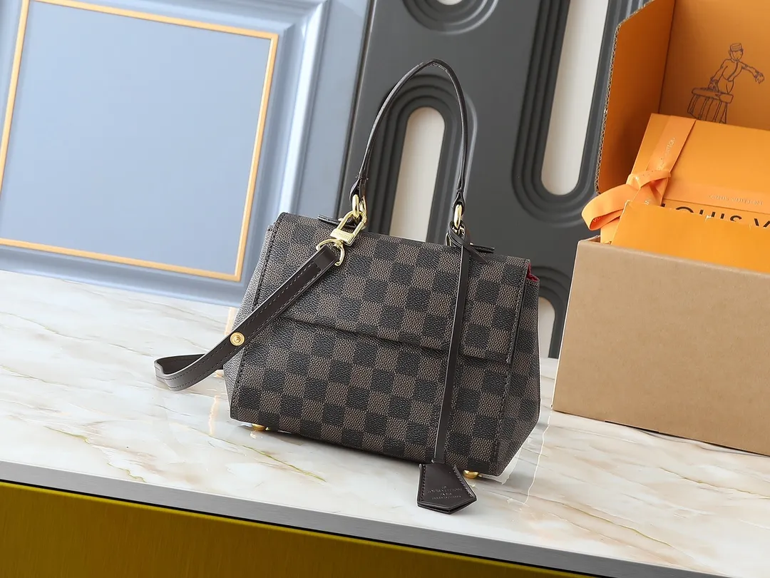 💰240💰Upgraded original N00097 M46055 This BOND STREET BB handbag is made of a delicate combination of Damier Ebene canvas and Cuir Taurillon leather. It is equipped with a leather name tag and the Louis Vuitton printed stripe decoration in the center is particularly elegant. This single-handle bag can be carried in a variety of ways: carried in the hand, slung over the elbow, or carried over the shoulder with the detachable strap. The cute and compact size is enough to hold commonly used items such as wallets, keys, and mobile phones. Dimensions: 24 x 17 x 9.5 cm (length x height x width)
