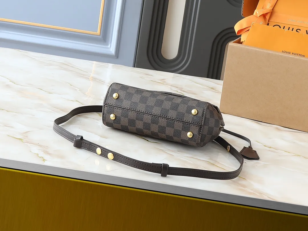 💰240💰Upgraded original N00097 M46055 This BOND STREET BB handbag is made of a delicate combination of Damier Ebene canvas and Cuir Taurillon leather. It is equipped with a leather name tag and the Louis Vuitton printed stripe decoration in the center is particularly elegant. This single-handle bag can be carried in a variety of ways: carried in the hand, slung over the elbow, or carried over the shoulder with the detachable strap. The cute and compact size is enough to hold commonly used items such as wallets, keys, and mobile phones. Dimensions: 24 x 17 x 9.5 cm (length x height x width)