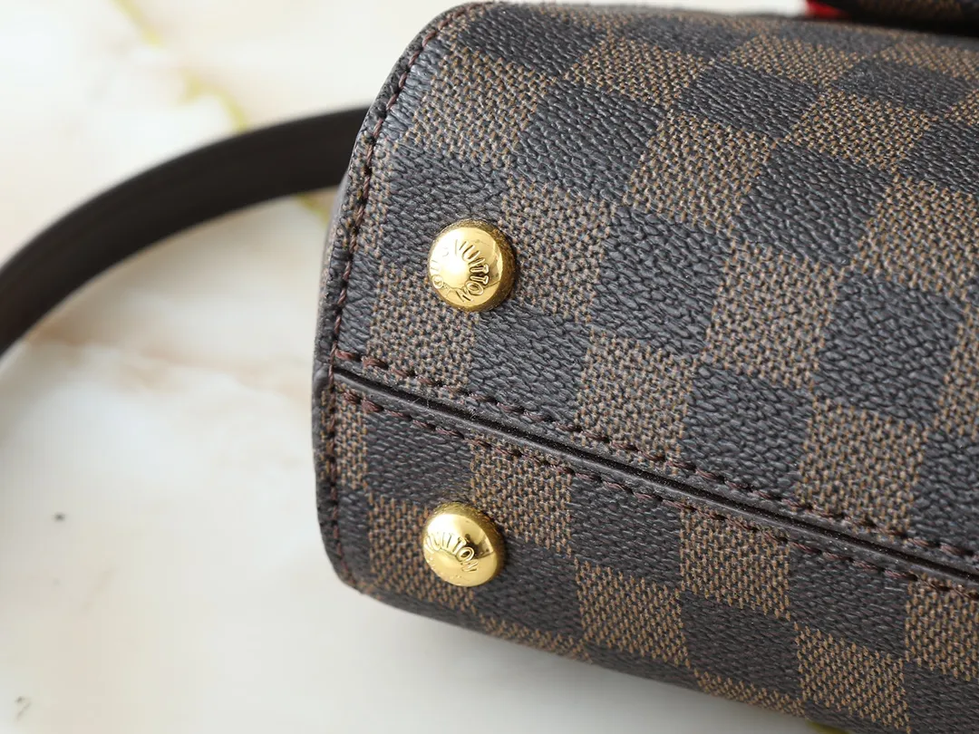 💰240💰Upgraded original N00097 M46055 This BOND STREET BB handbag is made of a delicate combination of Damier Ebene canvas and Cuir Taurillon leather. It is equipped with a leather name tag and the Louis Vuitton printed stripe decoration in the center is particularly elegant. This single-handle bag can be carried in a variety of ways: carried in the hand, slung over the elbow, or carried over the shoulder with the detachable strap. The cute and compact size is enough to hold commonly used items such as wallets, keys, and mobile phones. Dimensions: 24 x 17 x 9.5 cm (length x height x width)