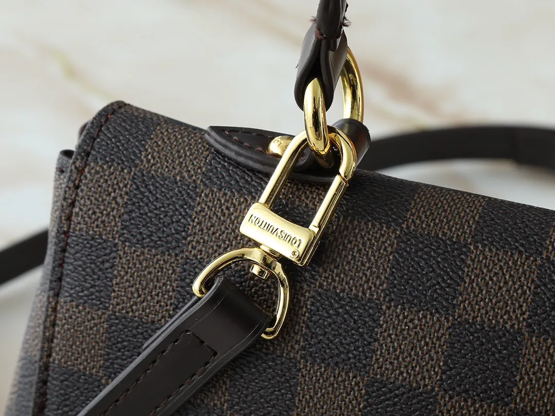 💰240💰Upgraded original N00097 M46055 This BOND STREET BB handbag is made of a delicate combination of Damier Ebene canvas and Cuir Taurillon leather. It is equipped with a leather name tag and the Louis Vuitton printed stripe decoration in the center is particularly elegant. This single-handle bag can be carried in a variety of ways: carried in the hand, slung over the elbow, or carried over the shoulder with the detachable strap. The cute and compact size is enough to hold commonly used items such as wallets, keys, and mobile phones. Dimensions: 24 x 17 x 9.5 cm (length x height x width)