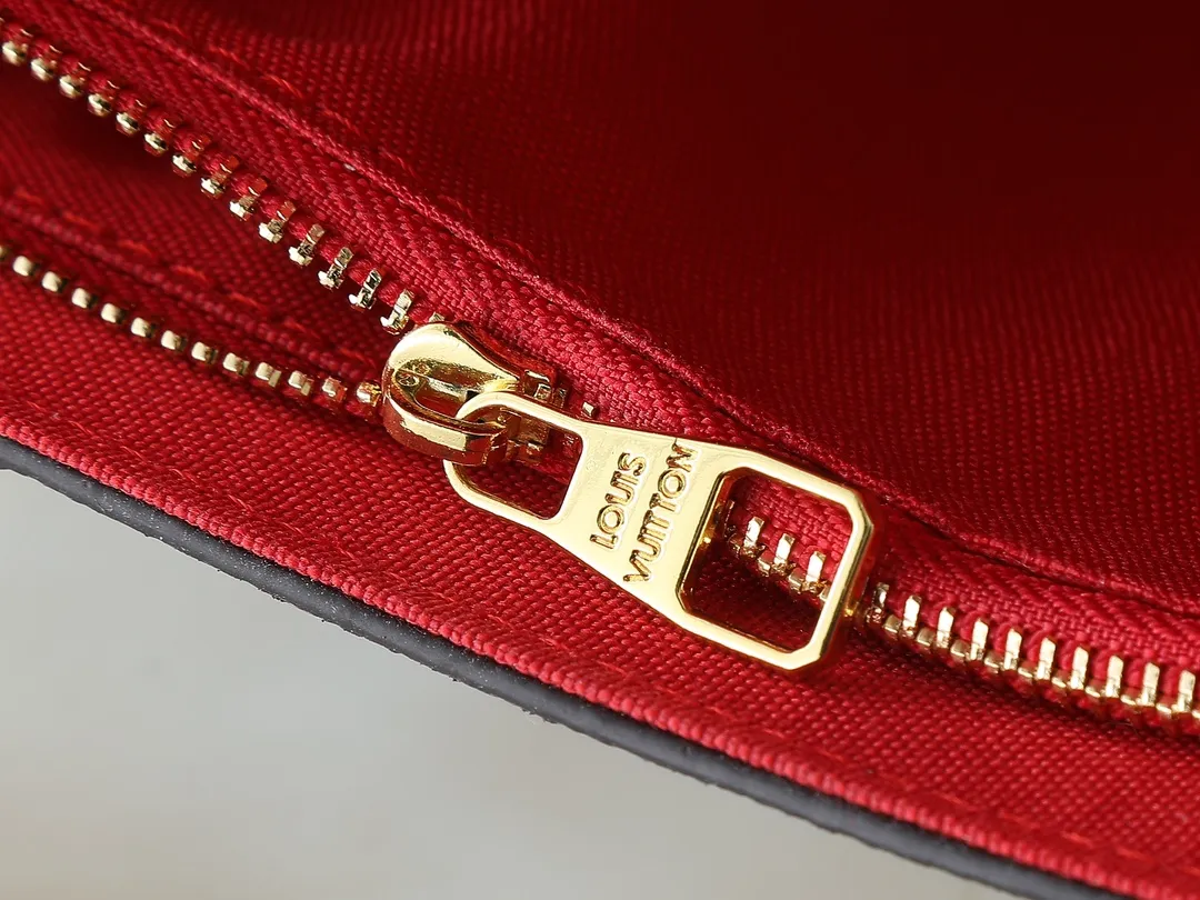 💰240💰Upgraded original N00097 M46055 This BOND STREET BB handbag is made of a delicate combination of Damier Ebene canvas and Cuir Taurillon leather. It is equipped with a leather name tag and the Louis Vuitton printed stripe decoration in the center is particularly elegant. This single-handle bag can be carried in a variety of ways: carried in the hand, slung over the elbow, or carried over the shoulder with the detachable strap. The cute and compact size is enough to hold commonly used items such as wallets, keys, and mobile phones. Dimensions: 24 x 17 x 9.5 cm (length x height x width)