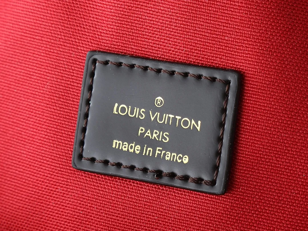 💰240💰Upgraded original N00097 M46055 This BOND STREET BB handbag is made of a delicate combination of Damier Ebene canvas and Cuir Taurillon leather. It is equipped with a leather name tag and the Louis Vuitton printed stripe decoration in the center is particularly elegant. This single-handle bag can be carried in a variety of ways: carried in the hand, slung over the elbow, or carried over the shoulder with the detachable strap. The cute and compact size is enough to hold commonly used items such as wallets, keys, and mobile phones. Dimensions: 24 x 17 x 9.5 cm (length x height x width)