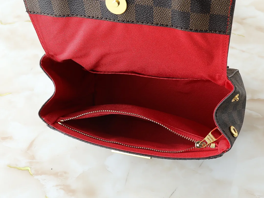 💰240💰Upgraded original N00097 M46055 This BOND STREET BB handbag is made of a delicate combination of Damier Ebene canvas and Cuir Taurillon leather. It is equipped with a leather name tag and the Louis Vuitton printed stripe decoration in the center is particularly elegant. This single-handle bag can be carried in a variety of ways: carried in the hand, slung over the elbow, or carried over the shoulder with the detachable strap. The cute and compact size is enough to hold commonly used items such as wallets, keys, and mobile phones. Dimensions: 24 x 17 x 9.5 cm (length x height x width)