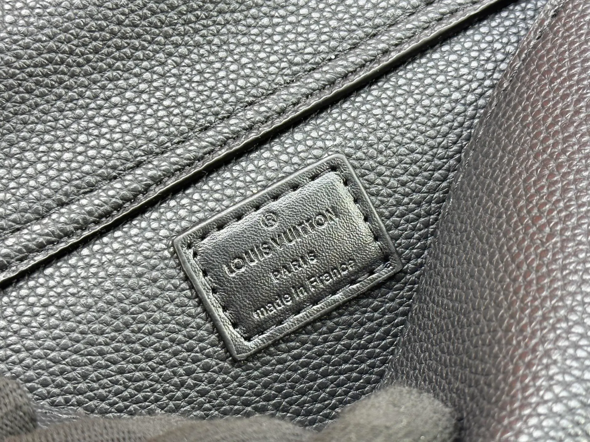 P240 M57081 The new LV Aerogram chest bag series is a minimalist and elegant style that innovates the trend. Fine calfskin, as soft as old aviation letterhead, is embellished with a matte metal LV logo. The main compartment and flap front pocket provide plenty of space for weekend trips or wandering around the city. 30x 16x 3cm (Length x Height x Width) Grained calfskin Leather trim Textile lining Metal hardware Metal lettering Customizable label Fabric shoulder strap Zip closure Flap front pocket with magnetic closure This product is made in France, Spain, Italy and the United States.