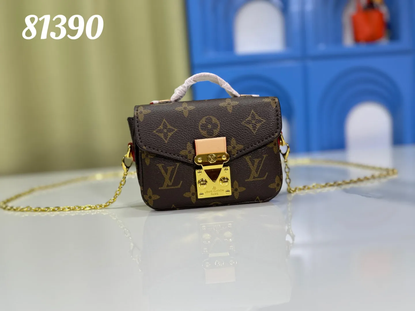P200 upgraded quality💥M81390 M46279 M40708 This Micro Métis chain bag is made of soft Monogram Empreinte, and condenses the classic Pochette Métis handbag design into a pocket size. The S-lock lock is derived from Louis Vuitton's traditional hard trunk and continues the iconic element of the Métis series. Dimensions: 14.0 x 11.0 x 3.5 cm (length x height x width)
