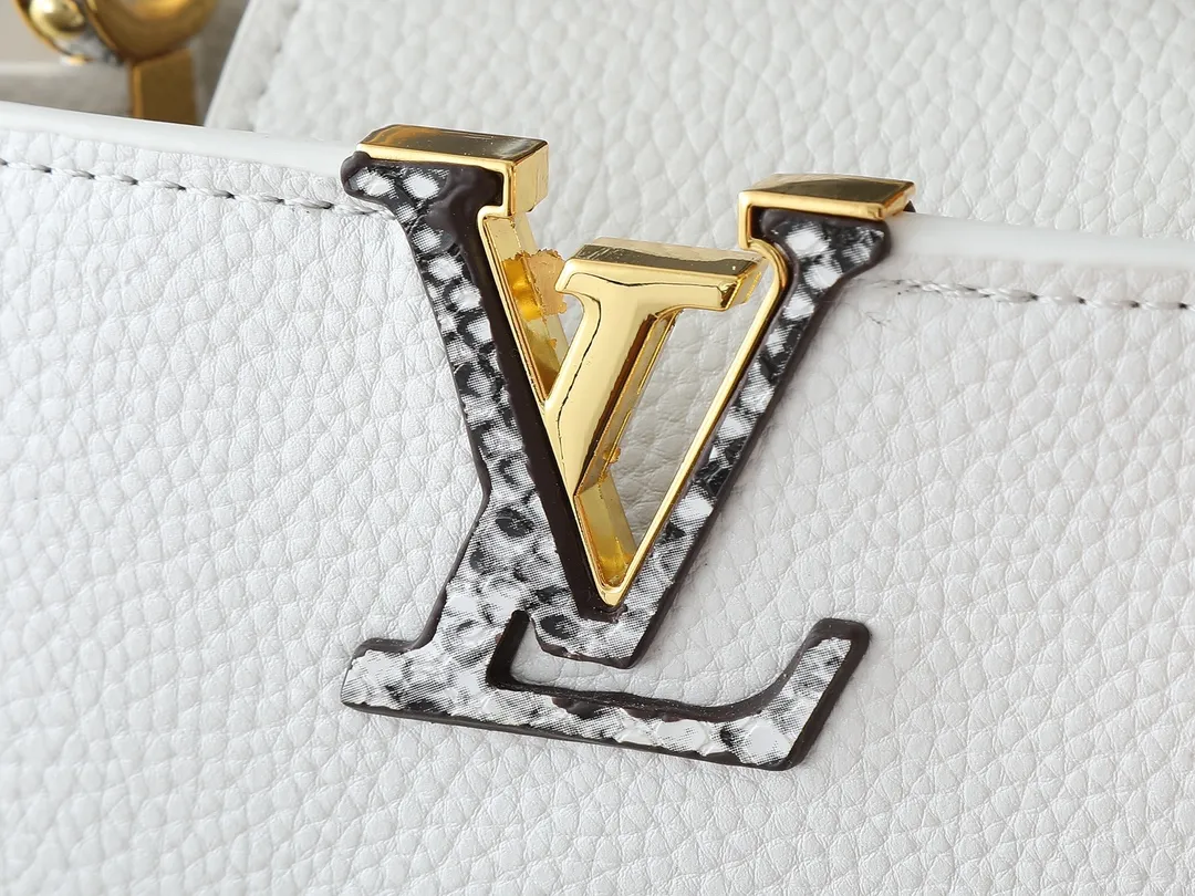 💰320💰Guangzhou goods Upgraded original M80071 M80041 M81410 M81258 M98477 This Capucines mini handbag displays the subtle sheen of the delicate Taurillon leather and python leather handles, embellished with iconic letters. The detachable wide shoulder strap allows the compact size to be worn on the shoulder or cross-body. Dimensions: 21.0 x 14.0 x 8.0 cm