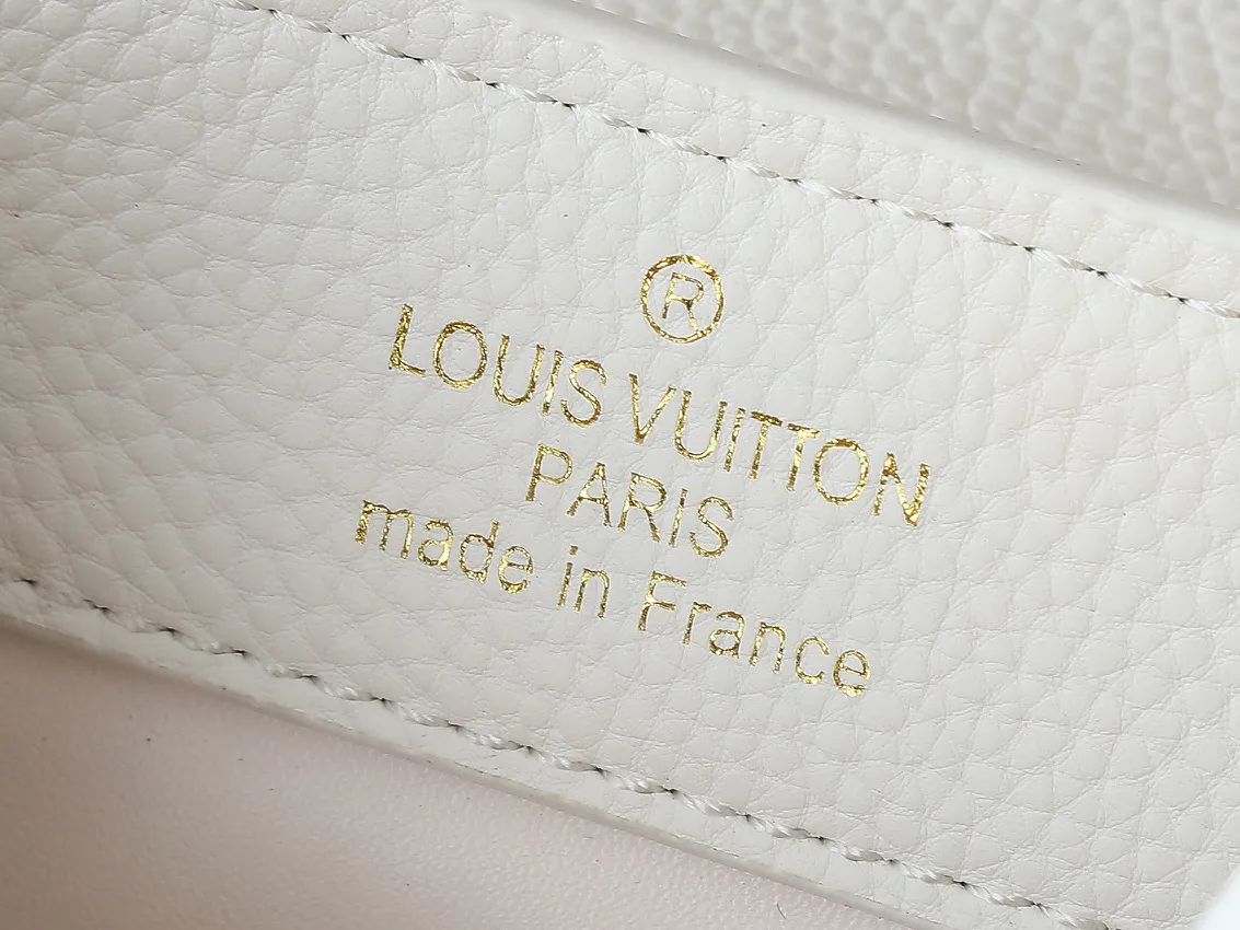 💰320💰Guangzhou goods Upgraded original M80071 M80041 M81410 M81258 M98477 This Capucines mini handbag displays the subtle sheen of the delicate Taurillon leather and python leather handles, embellished with iconic letters. The detachable wide shoulder strap allows the compact size to be worn on the shoulder or cross-body. Dimensions: 21.0 x 14.0 x 8.0 cm