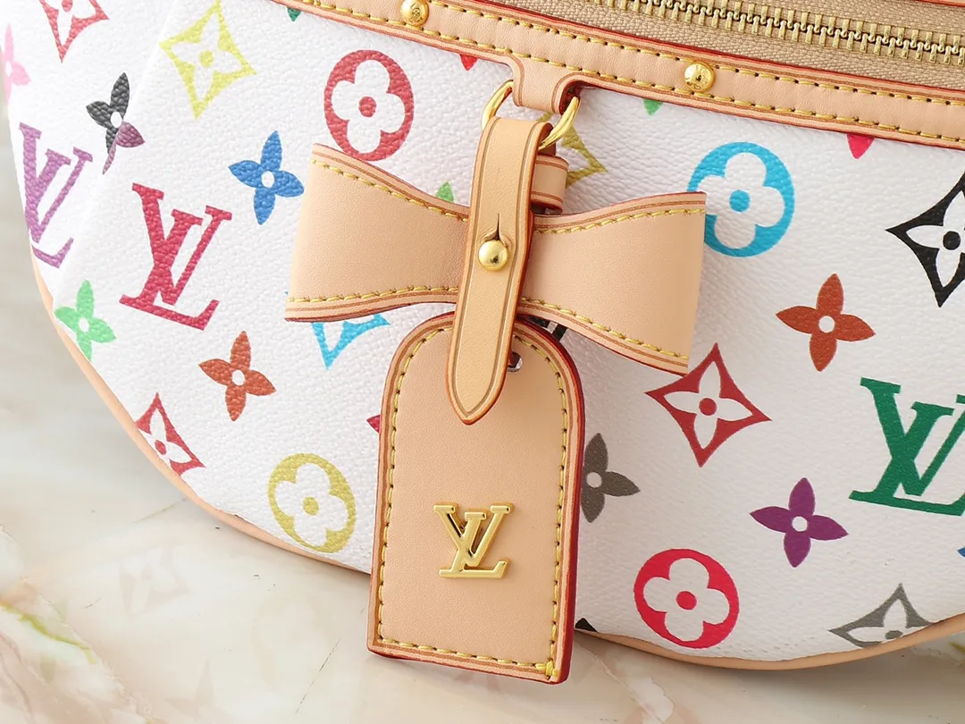 💰260💰Upgraded from the original M13660 [HIGH RISE waist bag] M46784 M43644 (Sancai-Takashi Murakami) High Rise LT waist bag is made of soft Monogram coated canvas to create a close-fitting configuration. The thin design can be placed inside the jacket. The cowhide leather has a detachable name tag and can be tied with a fabric shoulder strap for a sporty look. Dimensions: 16 x 8 x 38 cm