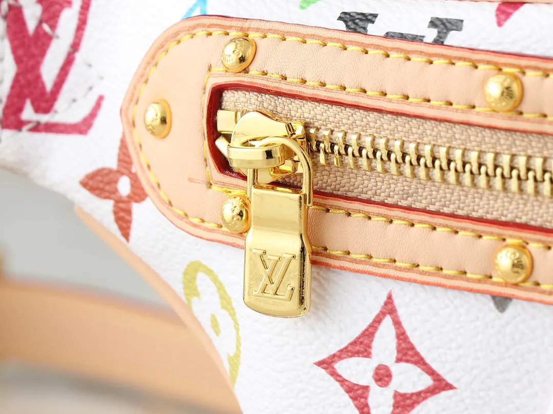 💰260💰Upgraded from the original M13660 [HIGH RISE waist bag] M46784 M43644 (Sancai-Takashi Murakami) High Rise LT waist bag is made of soft Monogram coated canvas to create a close-fitting configuration. The thin design can be placed inside the jacket. The cowhide leather has a detachable name tag and can be tied with a fabric shoulder strap for a sporty look. Dimensions: 16 x 8 x 38 cm
