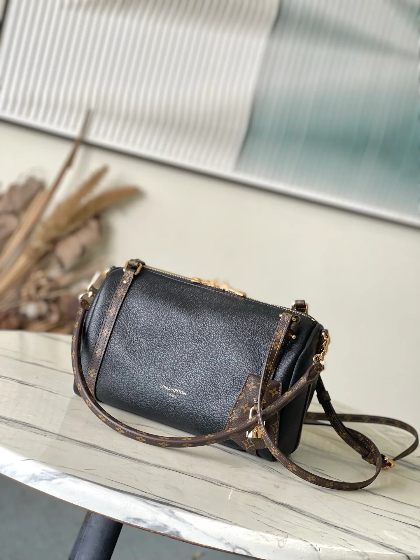 💰1140 (first-grain leather) top original order M26039 This small Express handbag can be called an urban product, and its design is inspired by the brand’s classic Keepall travel bag. Carefully crafted from fine cow leather, decorated with Monogram classic pattern trim and lining, paired with metal hardware and iconic key cases and padlocks, it embodies the essence of Louis Vuitton's travel tradition. The compact size can accommodate daily belongings and can be carried in various ways, making it suitable for modern urban life. Dimensions: 26 × 17 × 13.5 cm