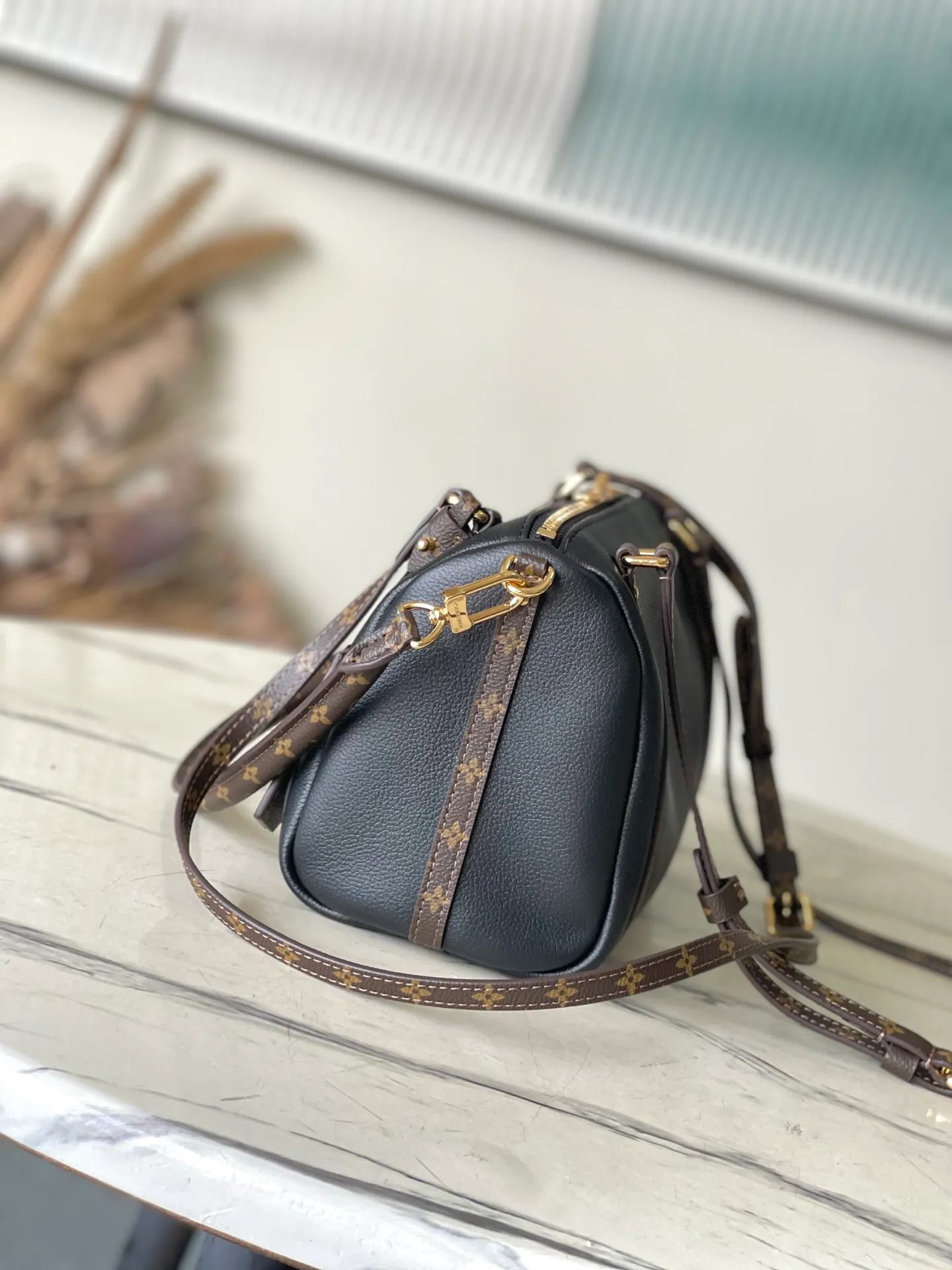 💰1140 (first-grain leather) top original order M26039 This small Express handbag can be called an urban product, and its design is inspired by the brand’s classic Keepall travel bag. Carefully crafted from fine cow leather, decorated with Monogram classic pattern trim and lining, paired with metal hardware and iconic key cases and padlocks, it embodies the essence of Louis Vuitton's travel tradition. The compact size can accommodate daily belongings and can be carried in various ways, making it suitable for modern urban life. Dimensions: 26 × 17 × 13.5 cm