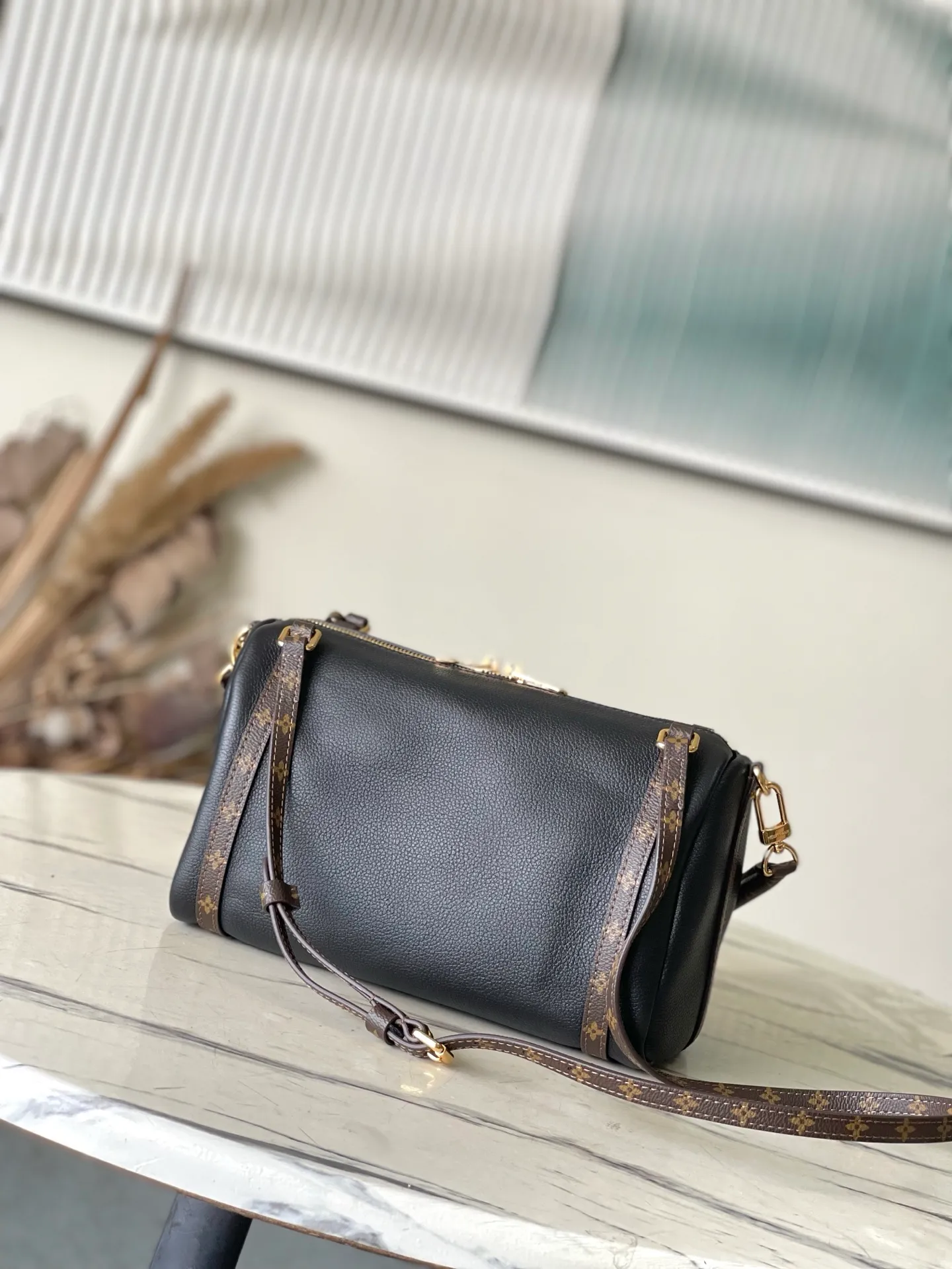 💰1140 (first-grain leather) top original order M26039 This small Express handbag can be called an urban product, and its design is inspired by the brand’s classic Keepall travel bag. Carefully crafted from fine cow leather, decorated with Monogram classic pattern trim and lining, paired with metal hardware and iconic key cases and padlocks, it embodies the essence of Louis Vuitton's travel tradition. The compact size can accommodate daily belongings and can be carried in various ways, making it suitable for modern urban life. Dimensions: 26 × 17 × 13.5 cm