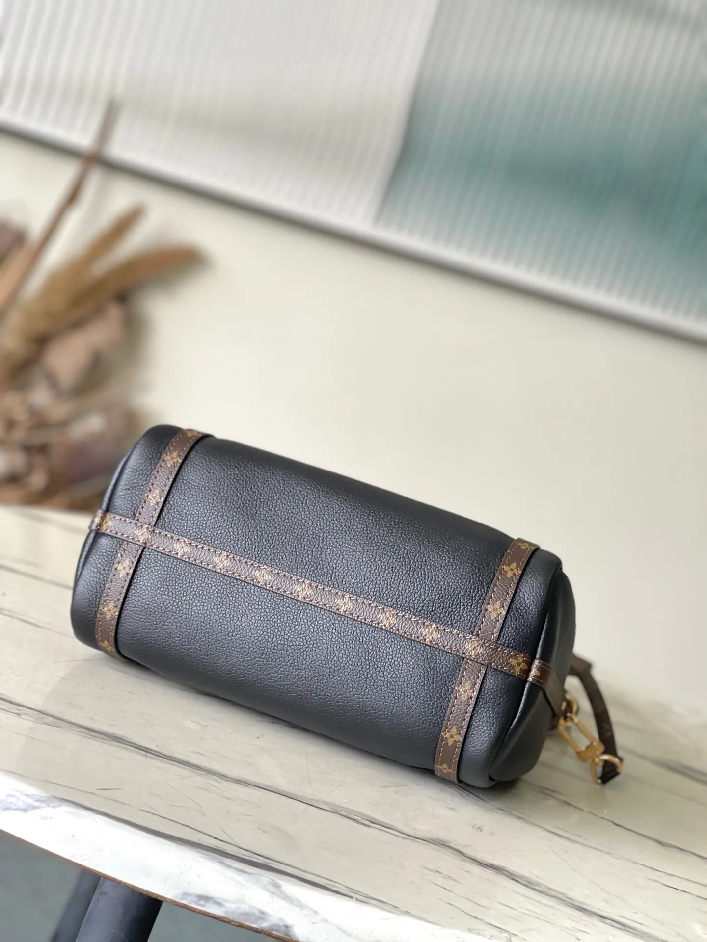 💰1140 (first-grain leather) top original order M26039 This small Express handbag can be called an urban product, and its design is inspired by the brand’s classic Keepall travel bag. Carefully crafted from fine cow leather, decorated with Monogram classic pattern trim and lining, paired with metal hardware and iconic key cases and padlocks, it embodies the essence of Louis Vuitton's travel tradition. The compact size can accommodate daily belongings and can be carried in various ways, making it suitable for modern urban life. Dimensions: 26 × 17 × 13.5 cm