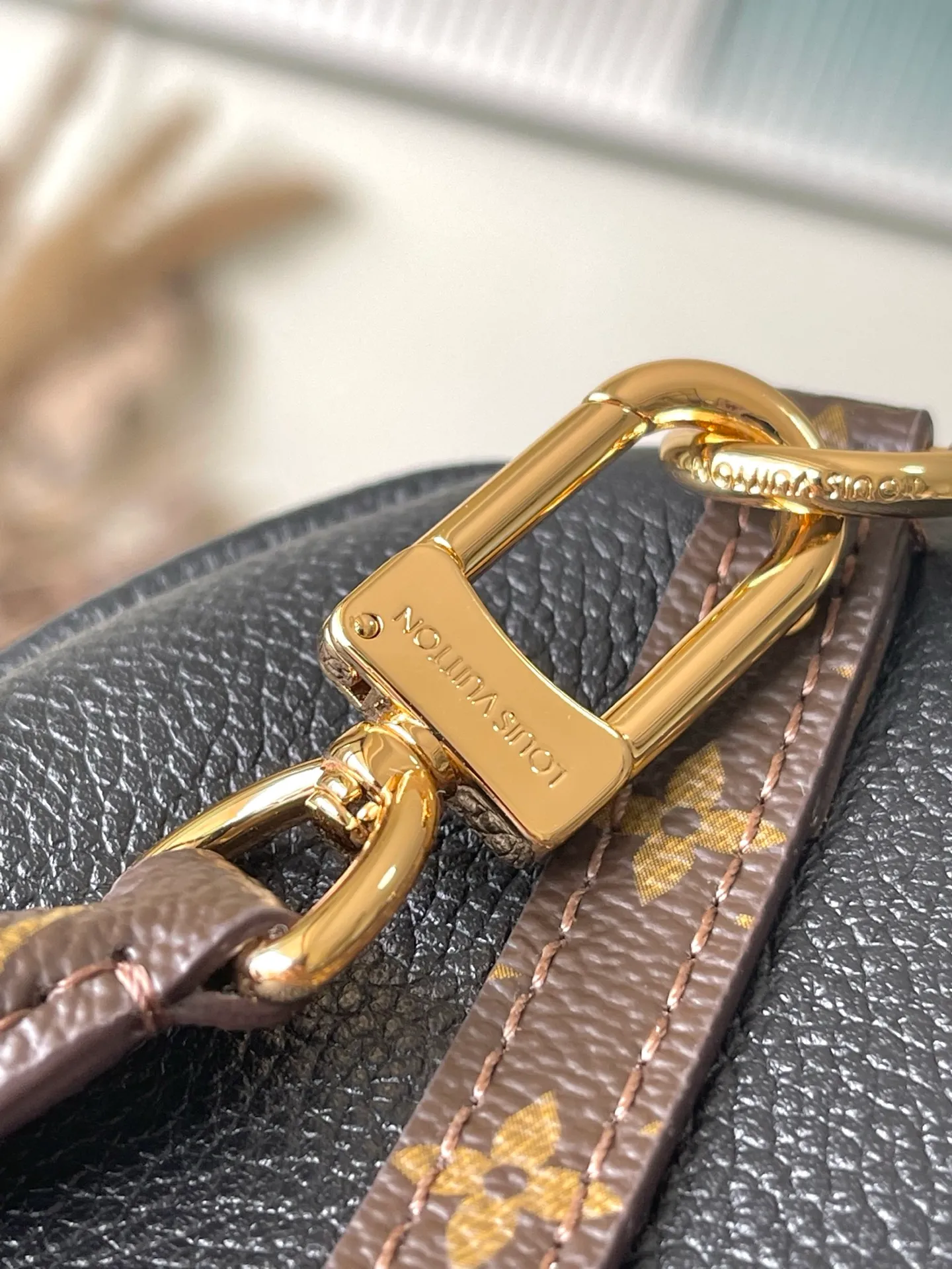 💰1140 (first-grain leather) top original order M26039 This small Express handbag can be called an urban product, and its design is inspired by the brand’s classic Keepall travel bag. Carefully crafted from fine cow leather, decorated with Monogram classic pattern trim and lining, paired with metal hardware and iconic key cases and padlocks, it embodies the essence of Louis Vuitton's travel tradition. The compact size can accommodate daily belongings and can be carried in various ways, making it suitable for modern urban life. Dimensions: 26 × 17 × 13.5 cm