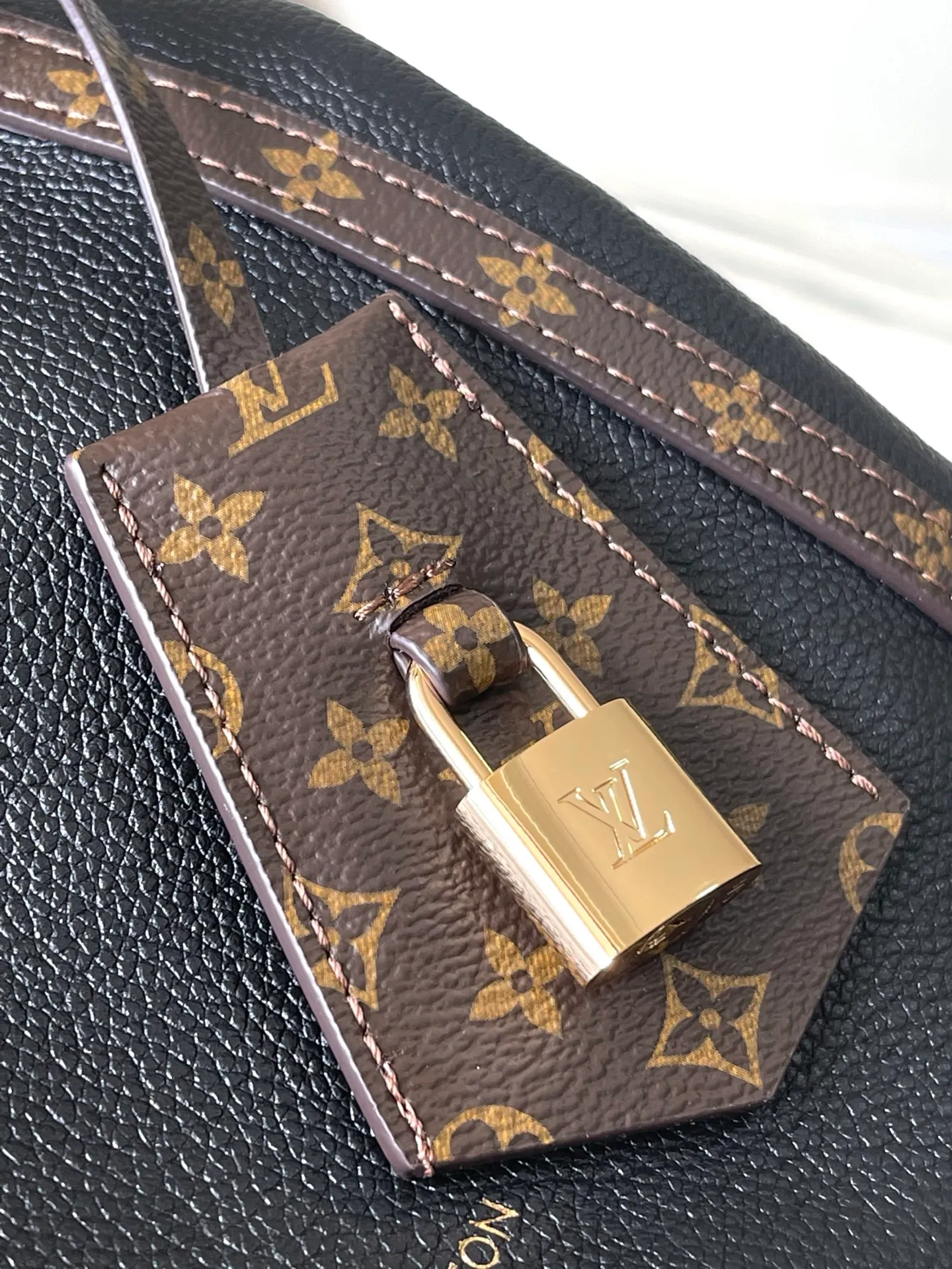 💰1140 (first-grain leather) top original order M26039 This small Express handbag can be called an urban product, and its design is inspired by the brand’s classic Keepall travel bag. Carefully crafted from fine cow leather, decorated with Monogram classic pattern trim and lining, paired with metal hardware and iconic key cases and padlocks, it embodies the essence of Louis Vuitton's travel tradition. The compact size can accommodate daily belongings and can be carried in various ways, making it suitable for modern urban life. Dimensions: 26 × 17 × 13.5 cm