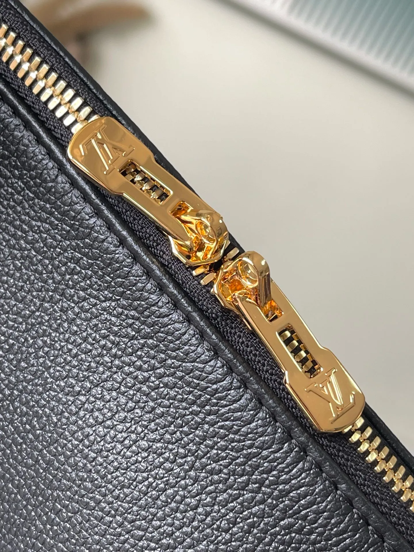 💰1140 (first-grain leather) top original order M26039 This small Express handbag can be called an urban product, and its design is inspired by the brand’s classic Keepall travel bag. Carefully crafted from fine cow leather, decorated with Monogram classic pattern trim and lining, paired with metal hardware and iconic key cases and padlocks, it embodies the essence of Louis Vuitton's travel tradition. The compact size can accommodate daily belongings and can be carried in various ways, making it suitable for modern urban life. Dimensions: 26 × 17 × 13.5 cm