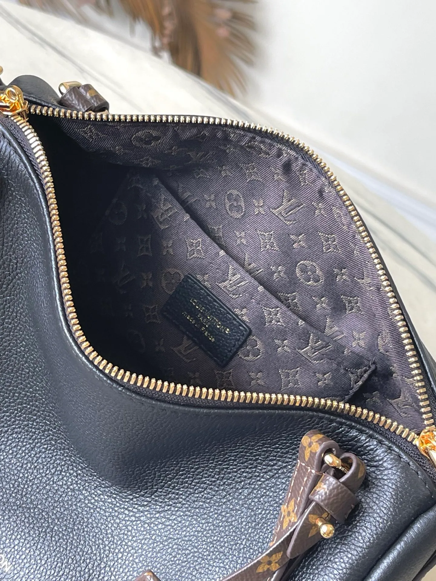 💰1140 (first-grain leather) top original order M26039 This small Express handbag can be called an urban product, and its design is inspired by the brand’s classic Keepall travel bag. Carefully crafted from fine cow leather, decorated with Monogram classic pattern trim and lining, paired with metal hardware and iconic key cases and padlocks, it embodies the essence of Louis Vuitton's travel tradition. The compact size can accommodate daily belongings and can be carried in various ways, making it suitable for modern urban life. Dimensions: 26 × 17 × 13.5 cm