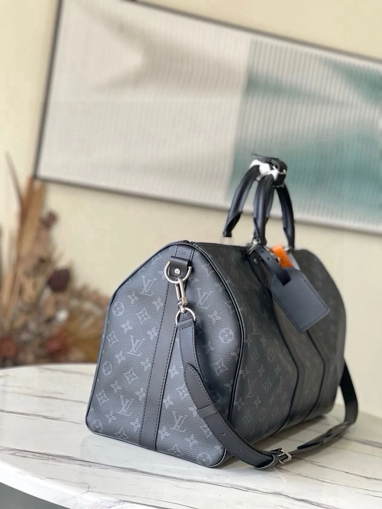 💰960 (45 size) top original order M40569 black flower, spacious capacity, flexible use. Durable, safe and reliable. Fashionable style, mature and stable. Features a secure double zipper and padlock, making it perfect for business or pleasure. Dimensions: 45 × 27 × 20 cm