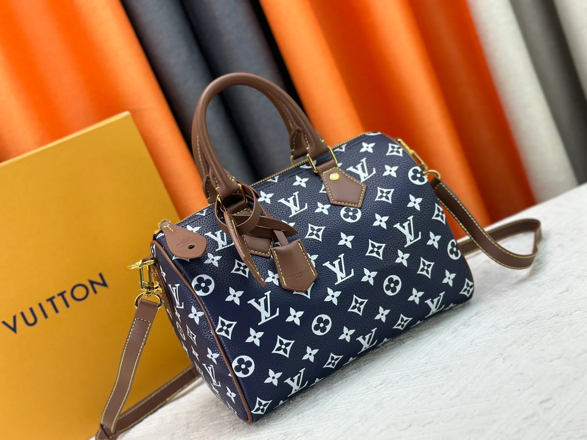 P280 Upgraded original M15278 M24441 M24424 This Speedy Bandoulière 25 Monogram Leather handbag is made of soft cow leather and uses Monogram patterns to reproduce the elegant look and feel of canvas printing. Dazzling metal hardware, sheepskin lining and nameplate all reflect Creative Director Pharrell Williams' relentless attention to detail. 25 x 15 x 15 cm (length x height x width)