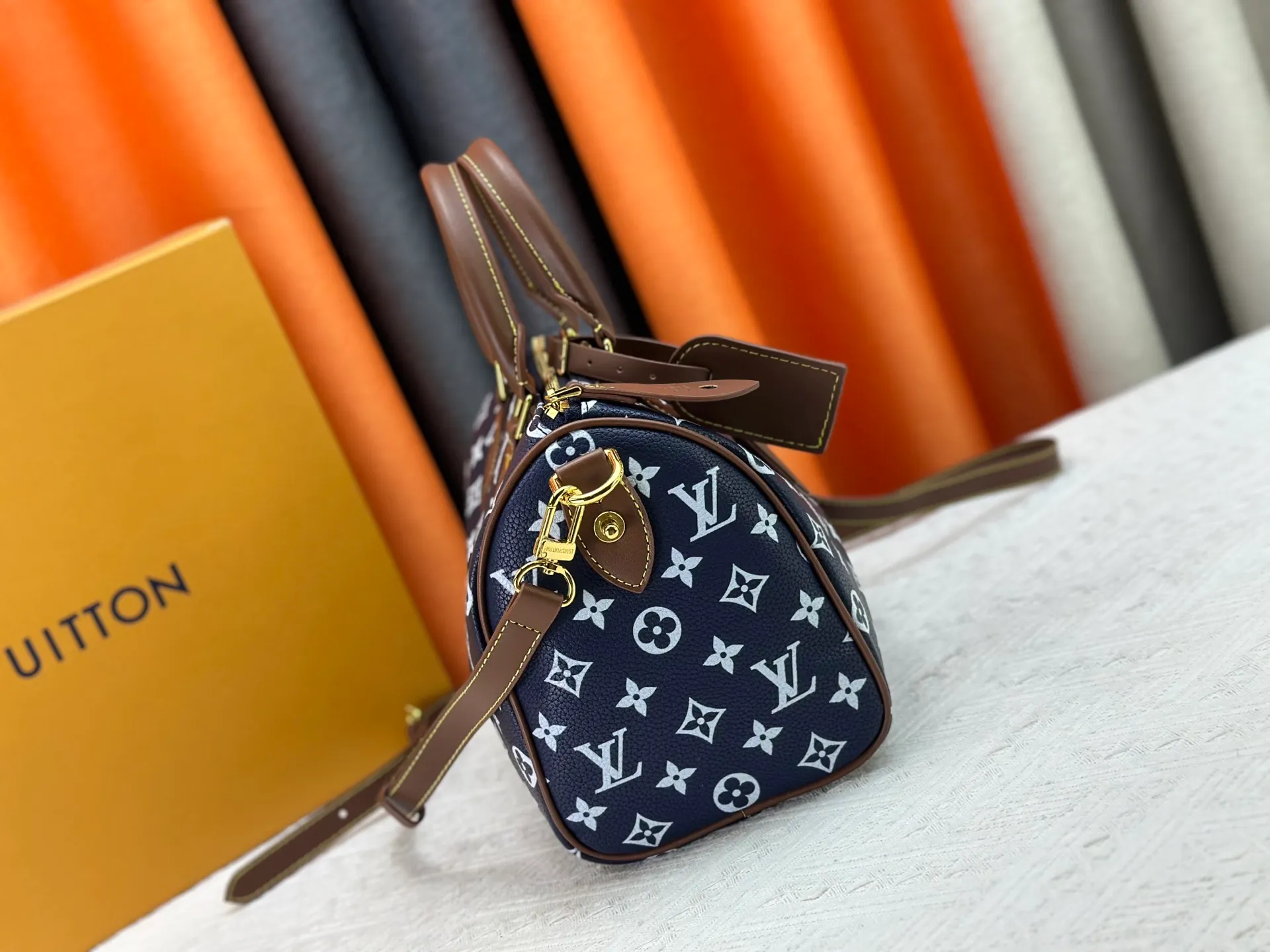 P280 Upgraded original M15278 M24441 M24424 This Speedy Bandoulière 25 Monogram Leather handbag is made of soft cow leather and uses Monogram patterns to reproduce the elegant look and feel of canvas printing. Dazzling metal hardware, sheepskin lining and nameplate all reflect Creative Director Pharrell Williams' relentless attention to detail. 25 x 15 x 15 cm (length x height x width)