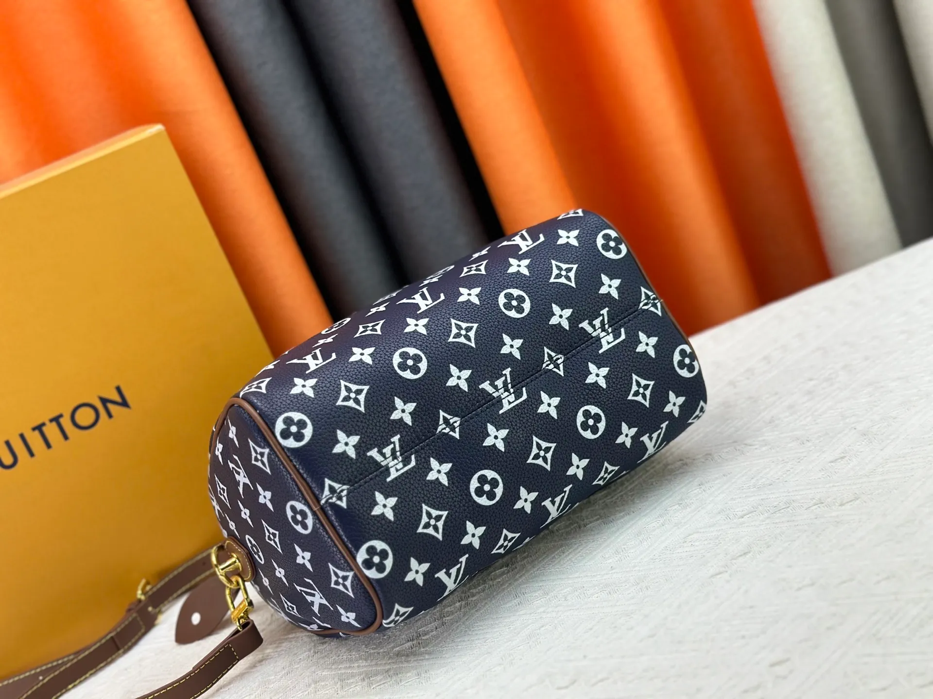 P280 Upgraded original M15278 M24441 M24424 This Speedy Bandoulière 25 Monogram Leather handbag is made of soft cow leather and uses Monogram patterns to reproduce the elegant look and feel of canvas printing. Dazzling metal hardware, sheepskin lining and nameplate all reflect Creative Director Pharrell Williams' relentless attention to detail. 25 x 15 x 15 cm (length x height x width)