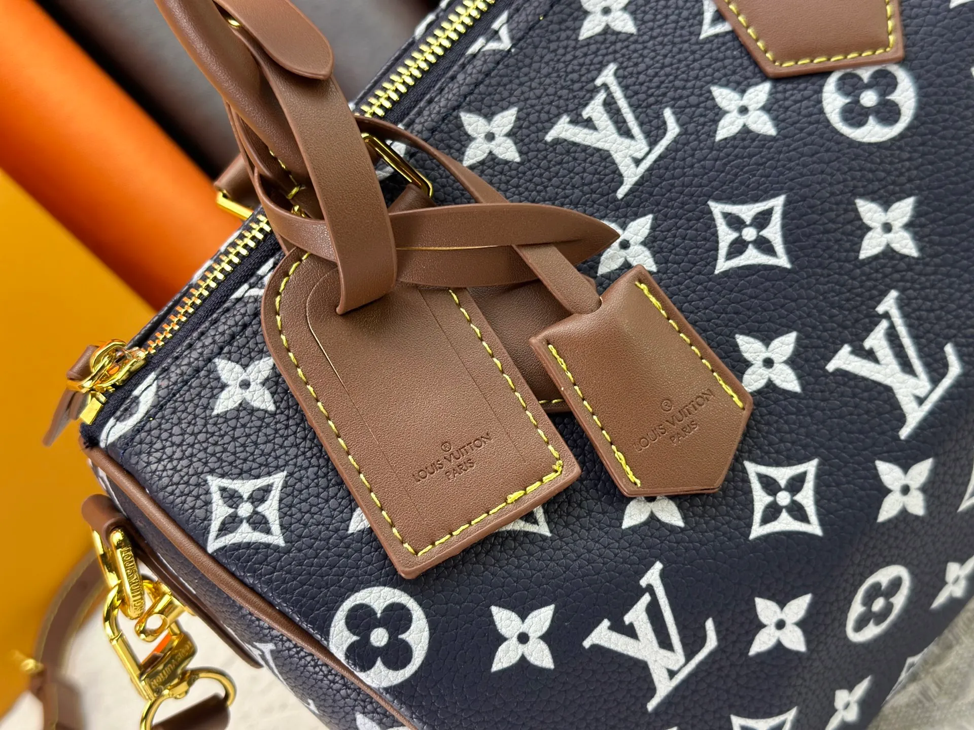 P280 Upgraded original M15278 M24441 M24424 This Speedy Bandoulière 25 Monogram Leather handbag is made of soft cow leather and uses Monogram patterns to reproduce the elegant look and feel of canvas printing. Dazzling metal hardware, sheepskin lining and nameplate all reflect Creative Director Pharrell Williams' relentless attention to detail. 25 x 15 x 15 cm (length x height x width)