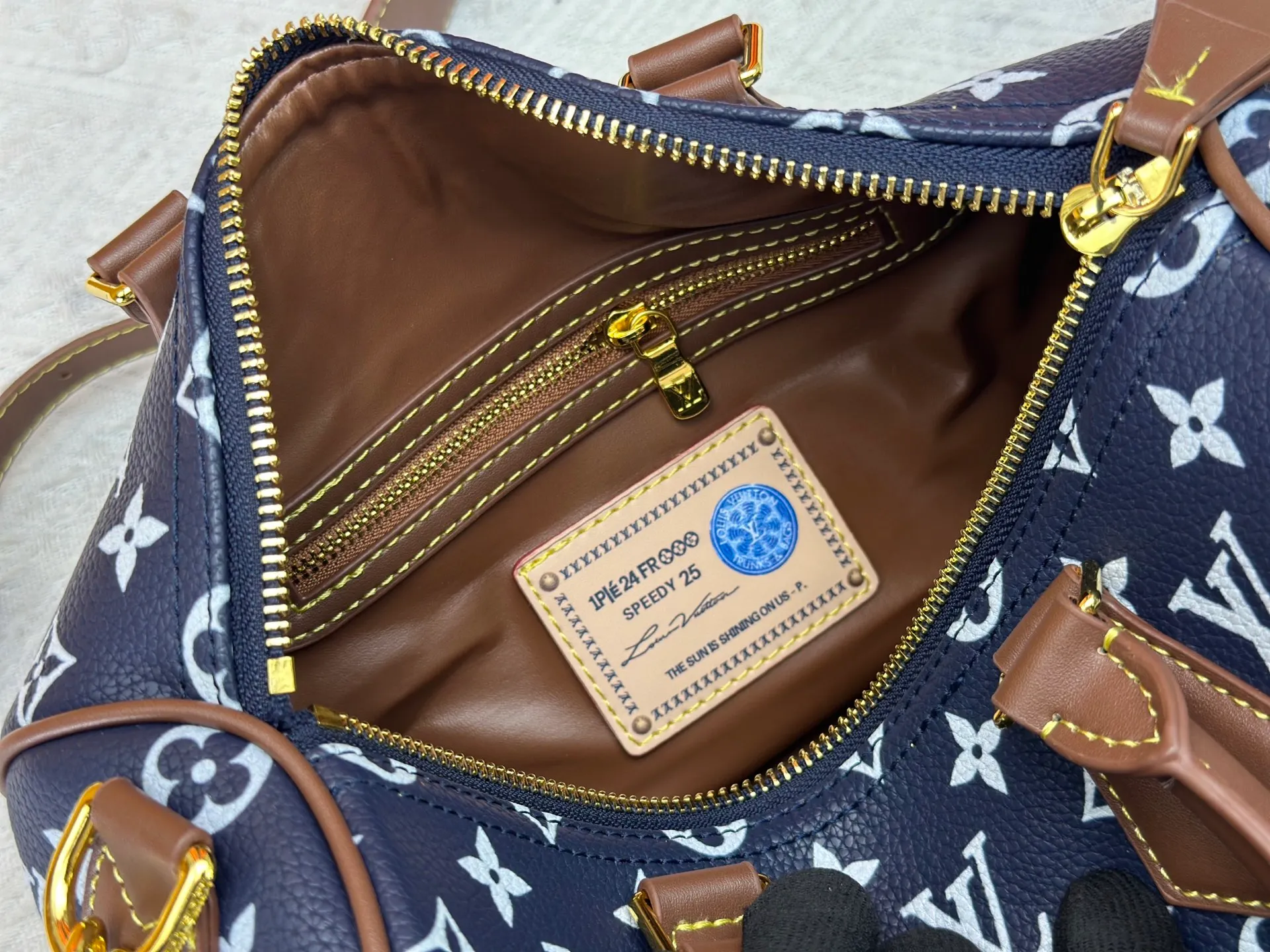 P280 Upgraded original M15278 M24441 M24424 This Speedy Bandoulière 25 Monogram Leather handbag is made of soft cow leather and uses Monogram patterns to reproduce the elegant look and feel of canvas printing. Dazzling metal hardware, sheepskin lining and nameplate all reflect Creative Director Pharrell Williams' relentless attention to detail. 25 x 15 x 15 cm (length x height x width)