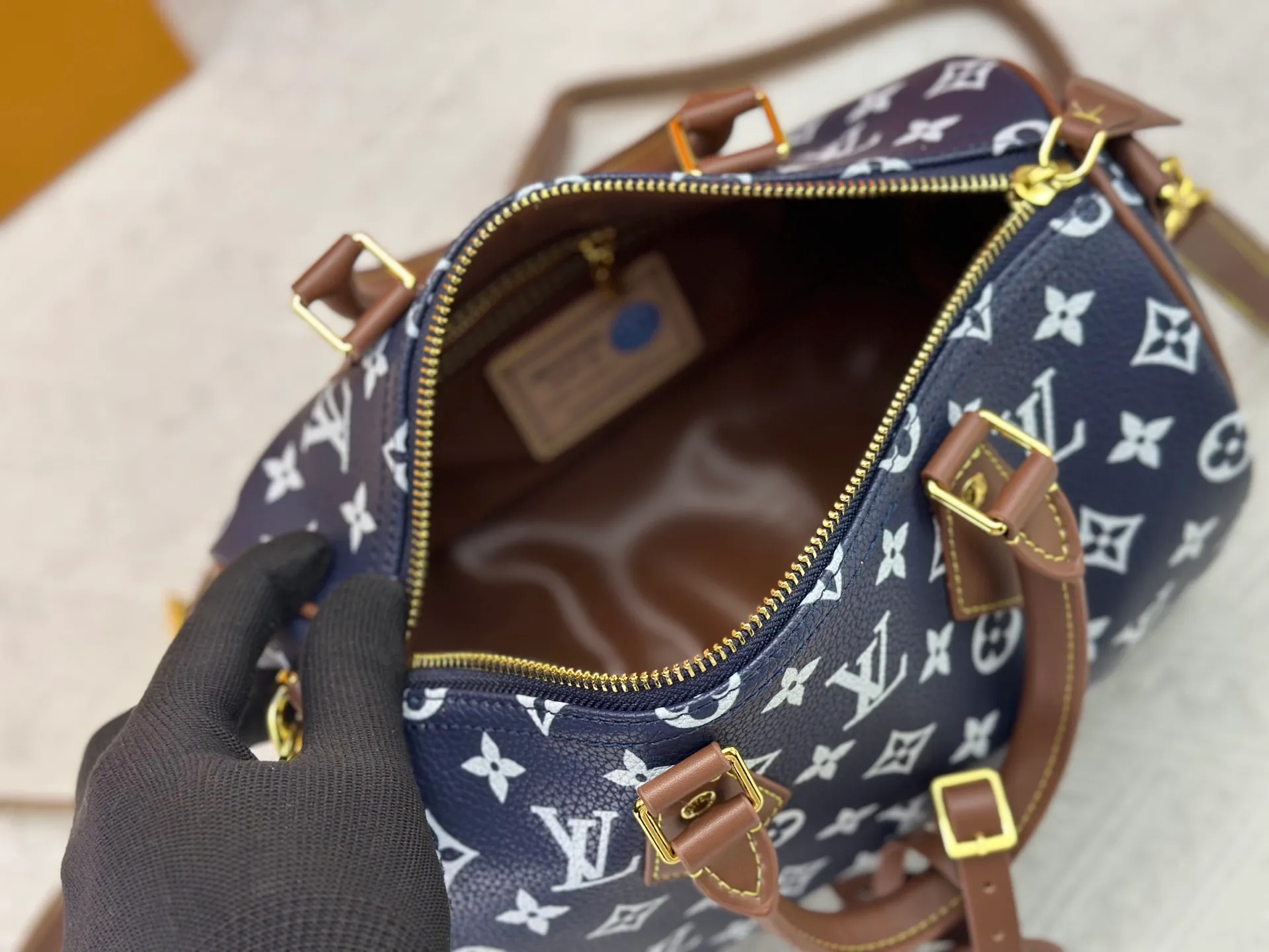 P280 Upgraded original M15278 M24441 M24424 This Speedy Bandoulière 25 Monogram Leather handbag is made of soft cow leather and uses Monogram patterns to reproduce the elegant look and feel of canvas printing. Dazzling metal hardware, sheepskin lining and nameplate all reflect Creative Director Pharrell Williams' relentless attention to detail. 25 x 15 x 15 cm (length x height x width)