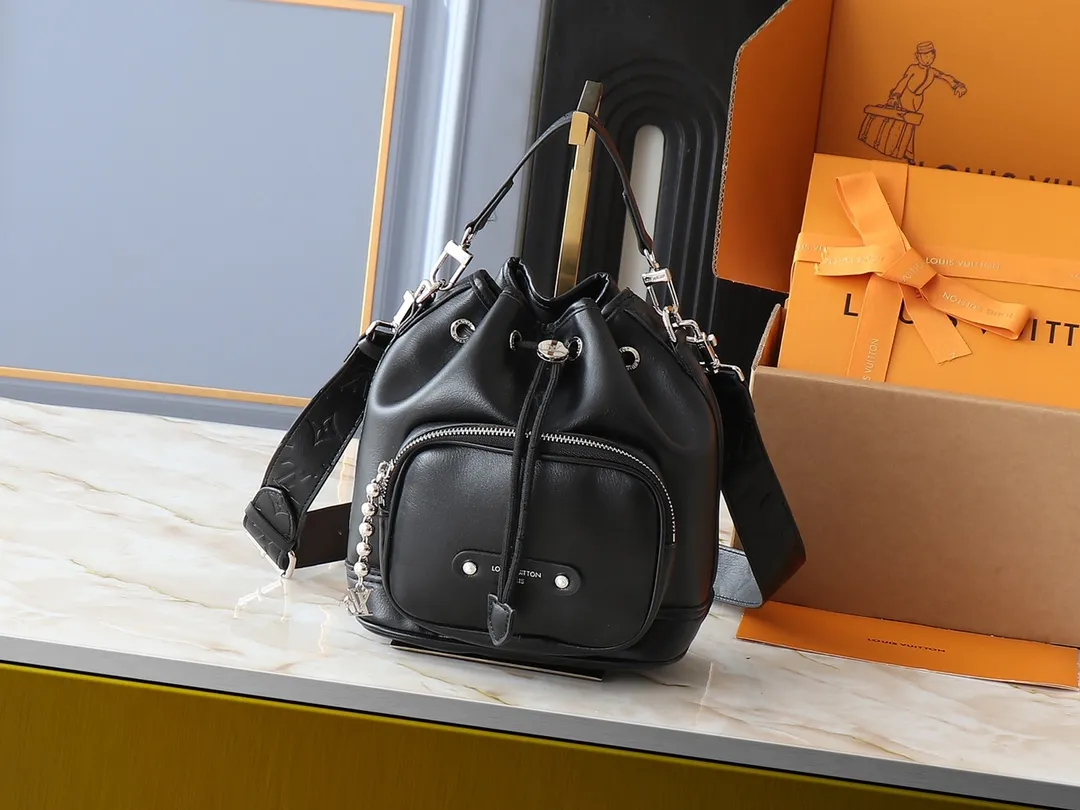 💰260💰Upgraded original M13985 full leather black, official small size M14017 pure presbyopic Noe Cargo is a compact bucket bag, made of shiny cow leather, showing a nylon-like technological luster, and the lining is made of deep-toned fabric. Metal parts, including the LV letters attached to a ball chain, are the only color-coordinated elements on this monochromatic bag. Roomy front pocket inside. ·Cow leather trim fabric lined with hardware Drawstring and metal closure main compartment LV pendant zip puller ·Pearl rivets Louis Vuitton Paris patch ·Zip front pocket Shoulder strap: Removable, adjustable strap Half length: 40.0 cm Dimensions: 24✘22✘16cm (H✘L✘W)