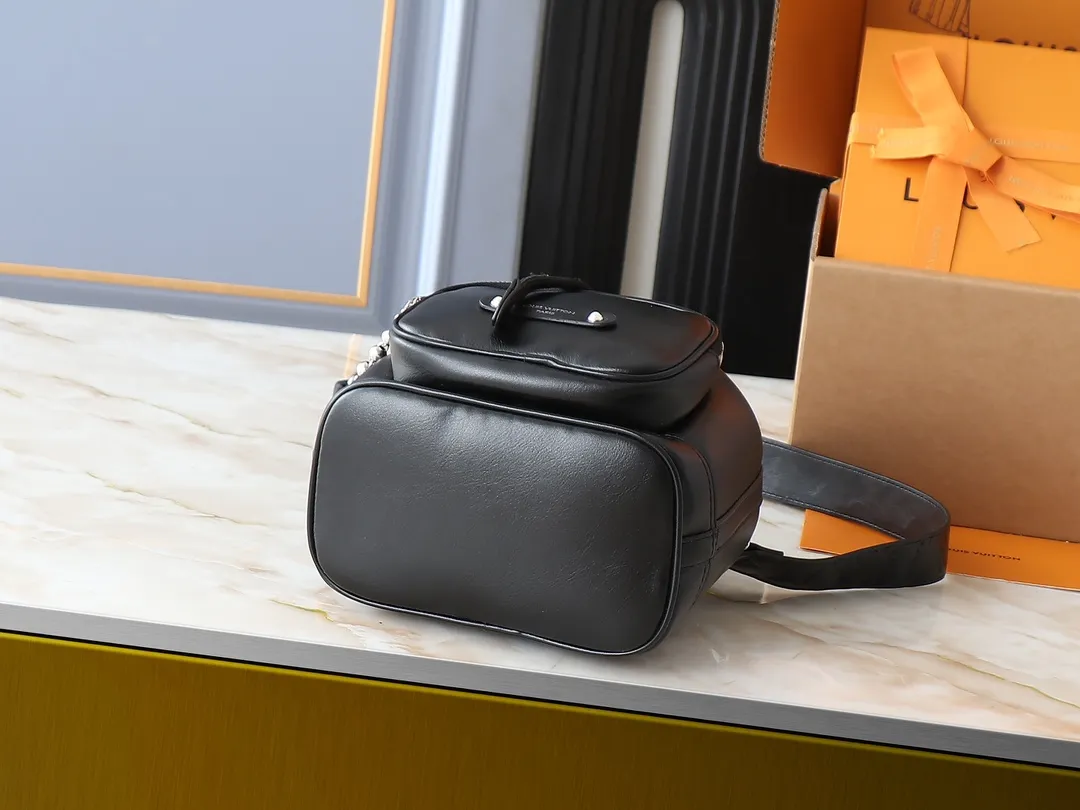 💰260💰Upgraded original M13985 full leather black, official small size M14017 pure presbyopic Noe Cargo is a compact bucket bag, made of shiny cow leather, showing a nylon-like technological luster, and the lining is made of deep-toned fabric. Metal parts, including the LV letters attached to a ball chain, are the only color-coordinated elements on this monochromatic bag. Roomy front pocket inside. ·Cow leather trim fabric lined with hardware Drawstring and metal closure main compartment LV pendant zip puller ·Pearl rivets Louis Vuitton Paris patch ·Zip front pocket Shoulder strap: Removable, adjustable strap Half length: 40.0 cm Dimensions: 24✘22✘16cm (H✘L✘W)