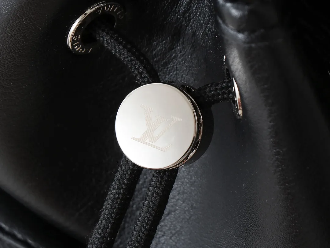 💰260💰Upgraded original M13985 full leather black, official small size M14017 pure presbyopic Noe Cargo is a compact bucket bag, made of shiny cow leather, showing a nylon-like technological luster, and the lining is made of deep-toned fabric. Metal parts, including the LV letters attached to a ball chain, are the only color-coordinated elements on this monochromatic bag. Roomy front pocket inside. ·Cow leather trim fabric lined with hardware Drawstring and metal closure main compartment LV pendant zip puller ·Pearl rivets Louis Vuitton Paris patch ·Zip front pocket Shoulder strap: Removable, adjustable strap Half length: 40.0 cm Dimensions: 24✘22✘16cm (H✘L✘W)